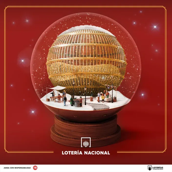Imagen promocional de la Lotería Nacional con una gran bola navideña que simboliza el sorteo de Navidad
