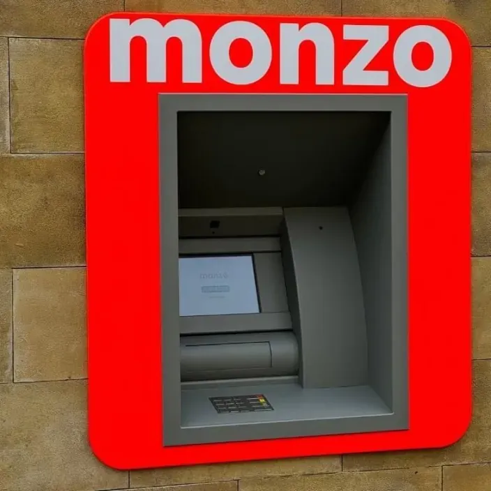 Cajero automático con el logotipo de Monzo en un marco rojo
