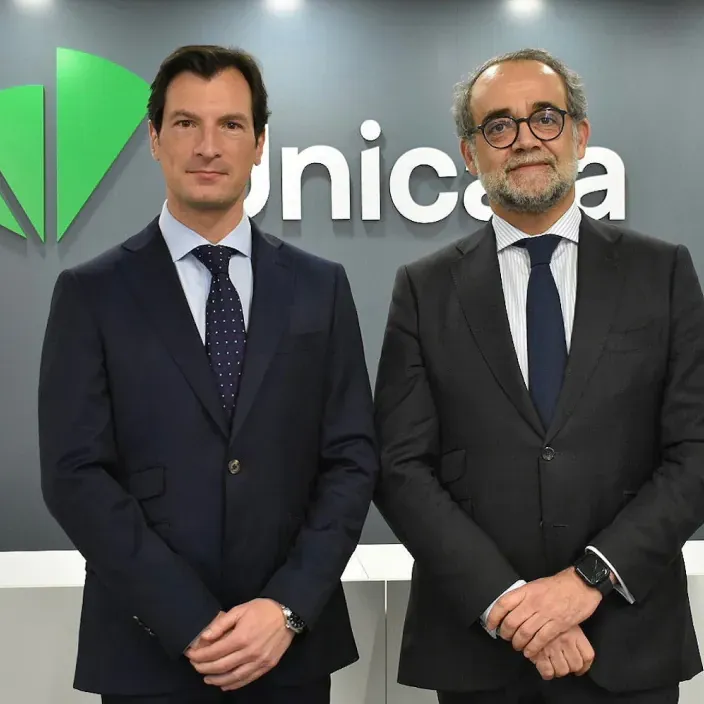 Directivos de Unicaja posando en la sede corporativa de la entidad financiera