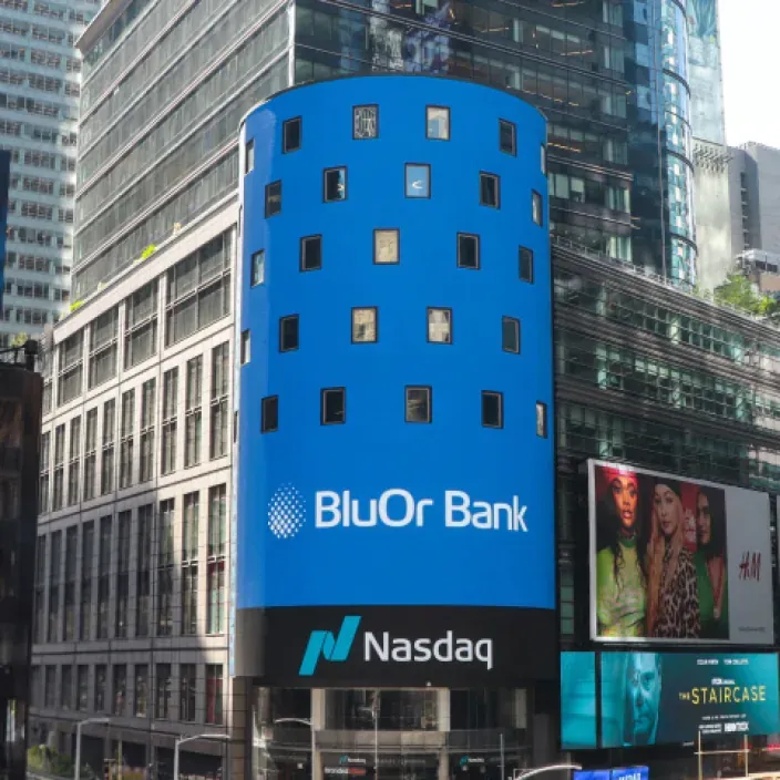 Fachada del edificio de BluOr Bank con su logotipo en Times Square, Nueva York, junto al rótulo de Nasdaq.