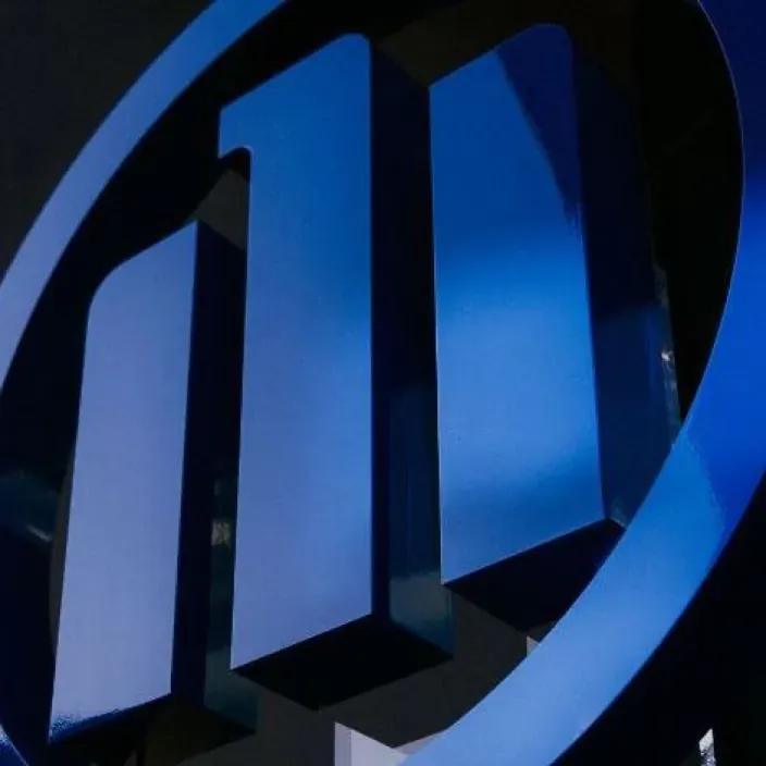 Logotipo azul de la compañía de seguros Allianz visto en detalle.