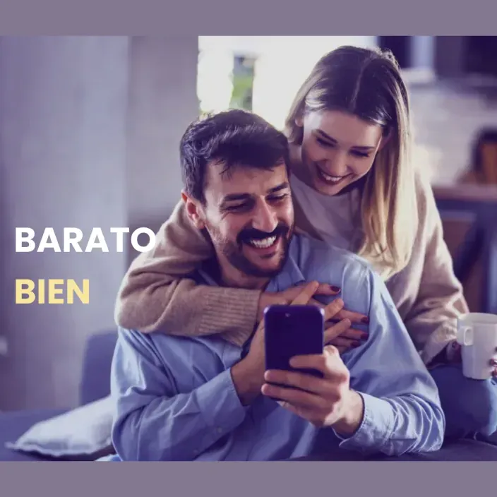 Pareja joven sonriente usando un smartphone con el lema Barato Bien de la operadora Finetwork.