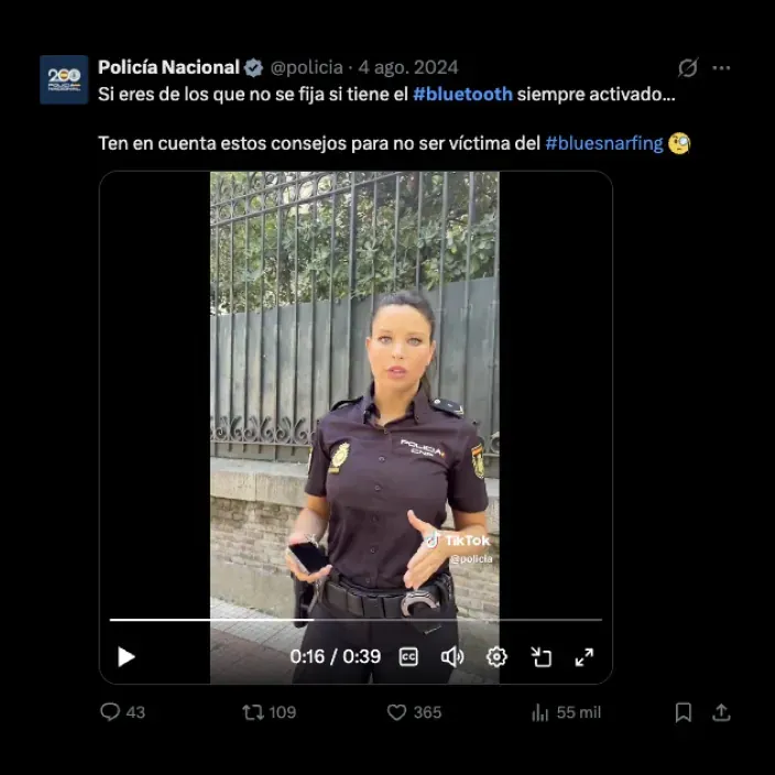 Tuit de la Policía Nacional advirtiendo sobre el bluesnarfing y peligros de llevar el bluetooth activado.