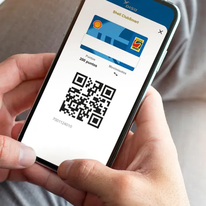 Pantalla de móvil mostrando la tarjeta Shell ClubSmart con código QR para acumular puntos y descuentos.