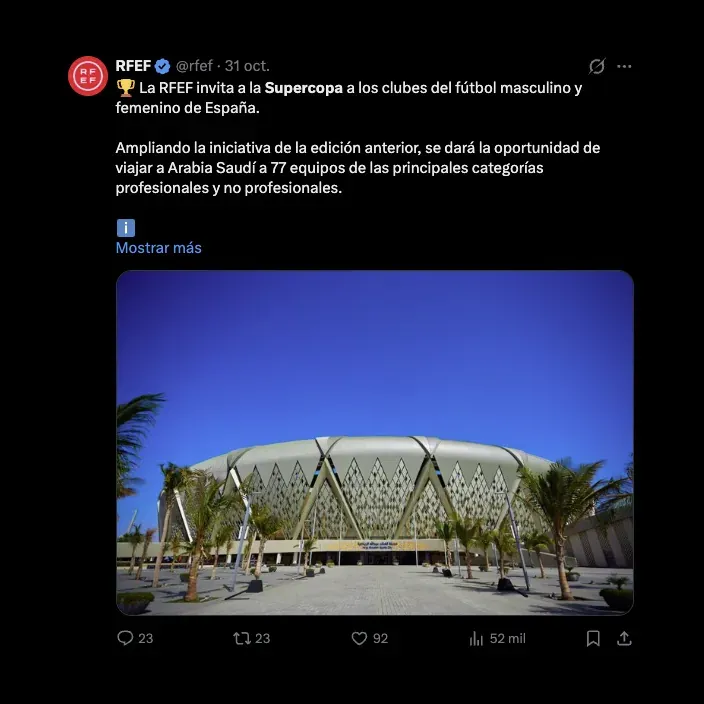 Tuit de la RFEF anunciando la Supercopa de España en Arabia Saudí con imagen del estadio King Abdullah.