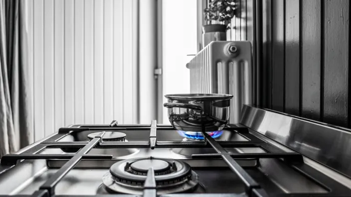 lla sobre una cocina de gas encendida en una cocina doméstica
