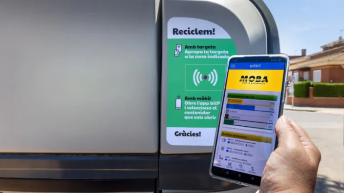 Persona usando la app bitPAYT para abrir un contenedor de reciclaje inteligente y gestionar sus residuos.