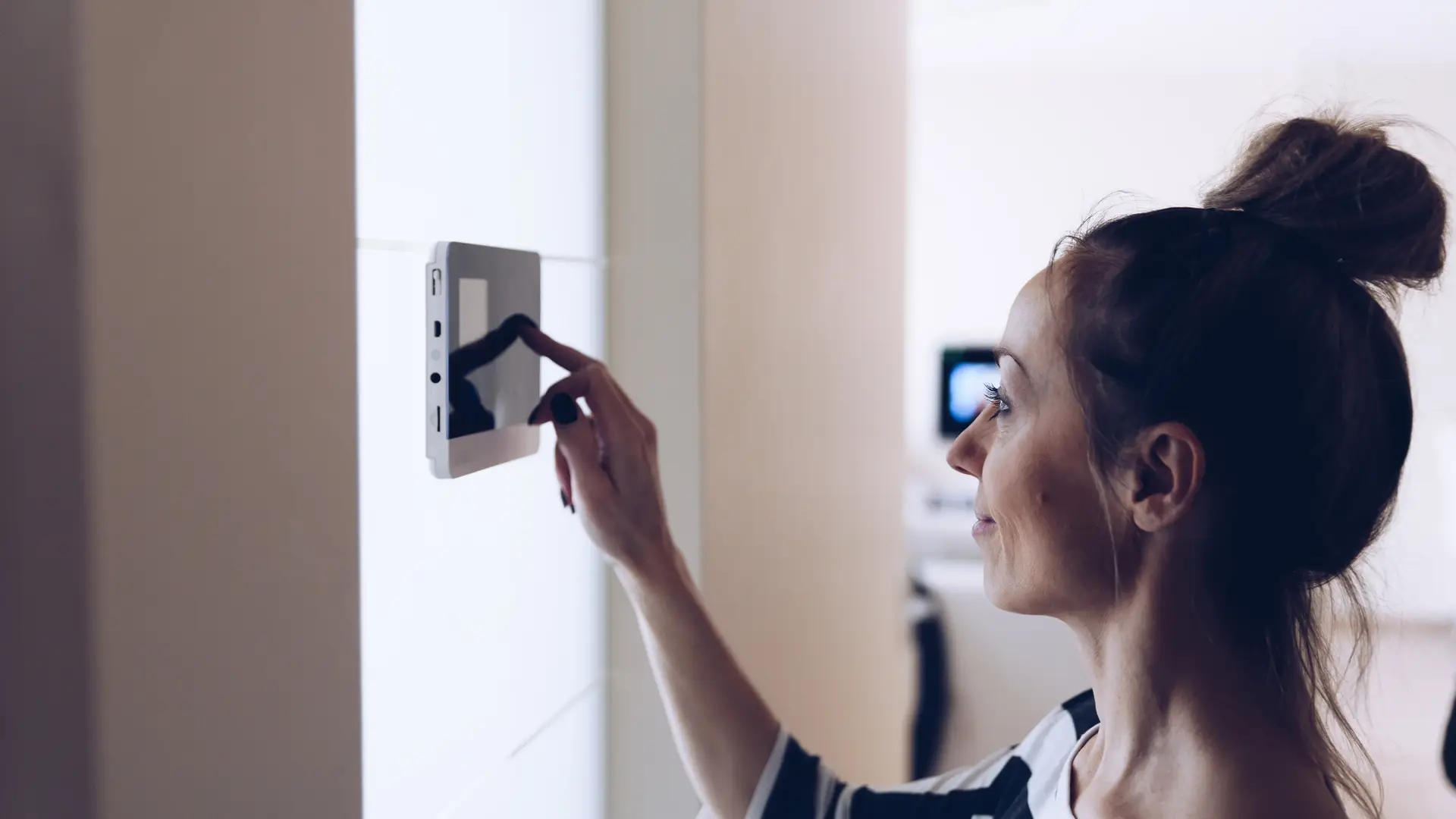 mujer utilizando la pantalla de seguridad porque sabe como activar las alarmas de adt mujer utilizando la pantalla de seguridad porque sabe como activar las alarmas de adt