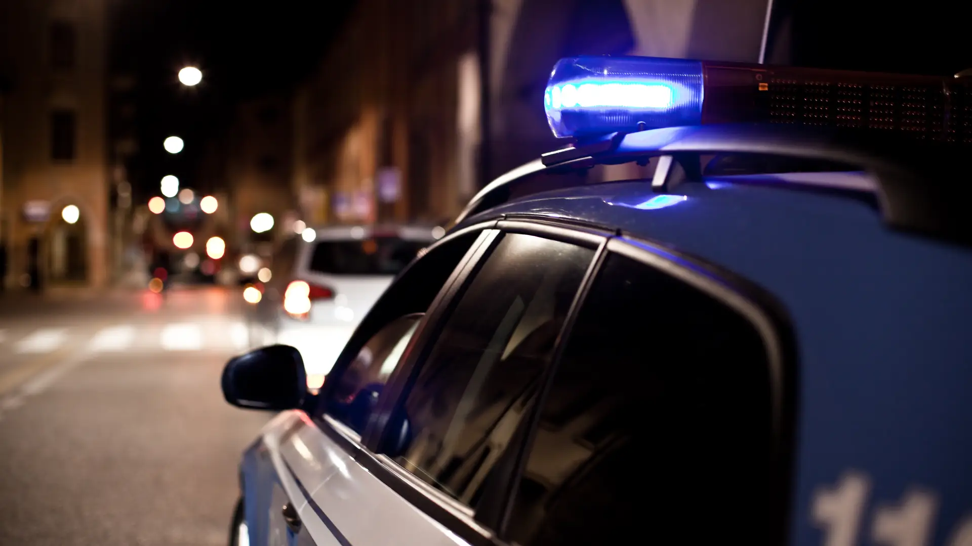 Coche de policia dirigiendose hacia vivienda que ha dado aviso de robo porque así es que como funcionan Coche de policia dirigiendose hacia vivienda que ha dado aviso de robo porque así es que como funcionan