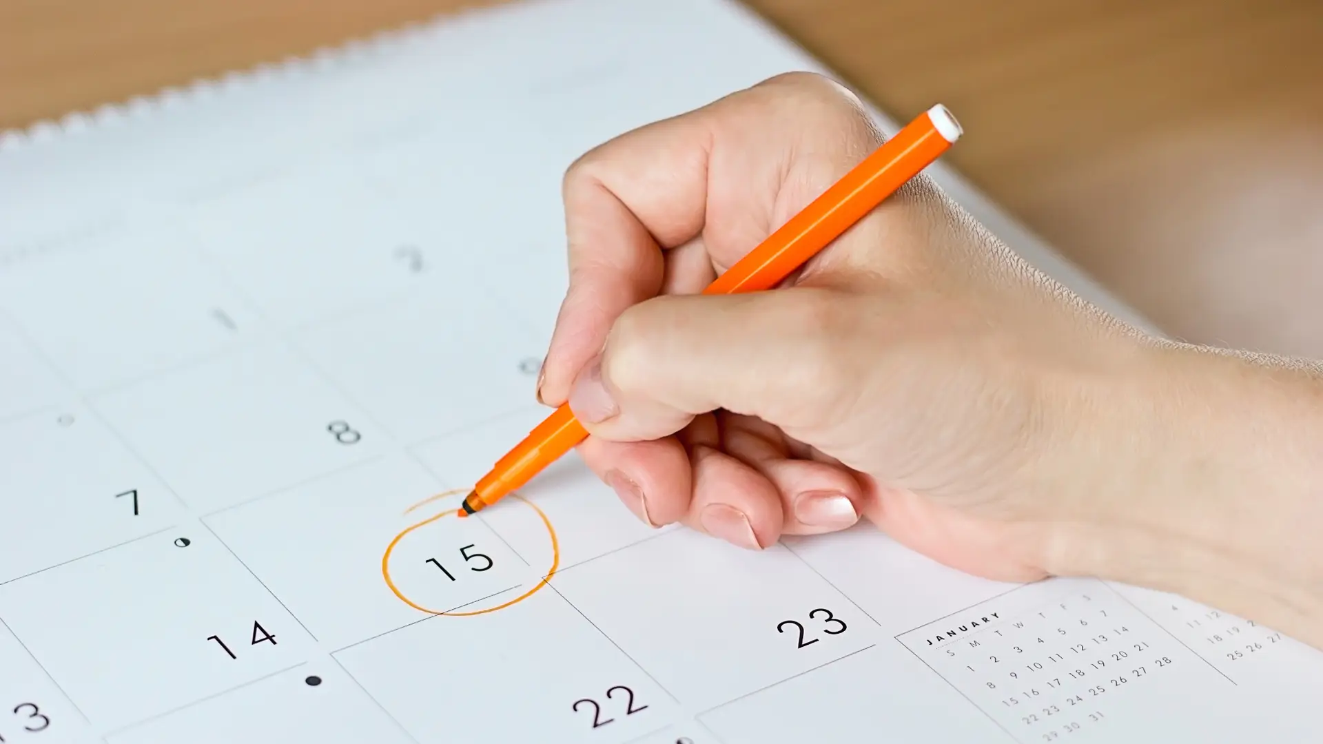 mano marcando en el calendario una fecha en la que finaliza la permanencia con su alarma de adt mano marcando en el calendario una fecha en la que finaliza la permanencia con su alarma de adt