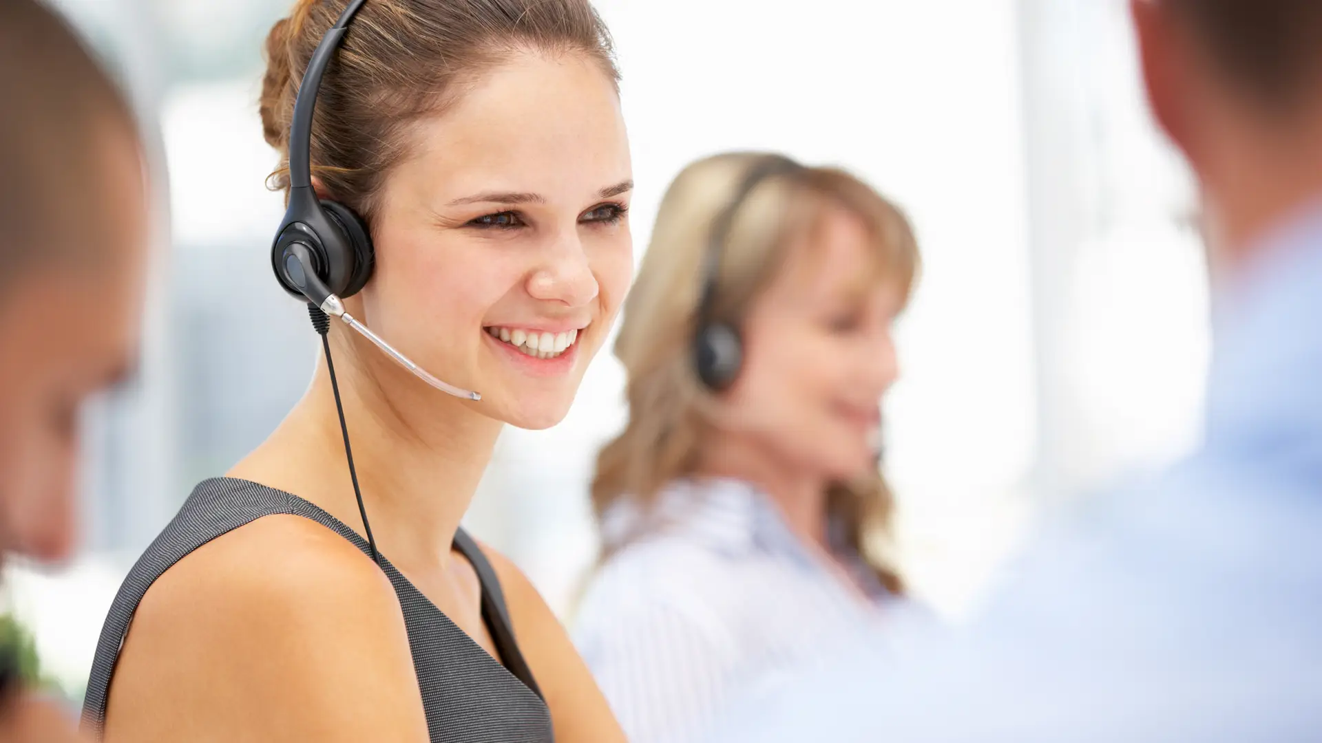 Teleoperadora de adt recibiendo llamada de teléfono de cliente Teleoperadora de adt recibiendo llamada de teléfono de cliente