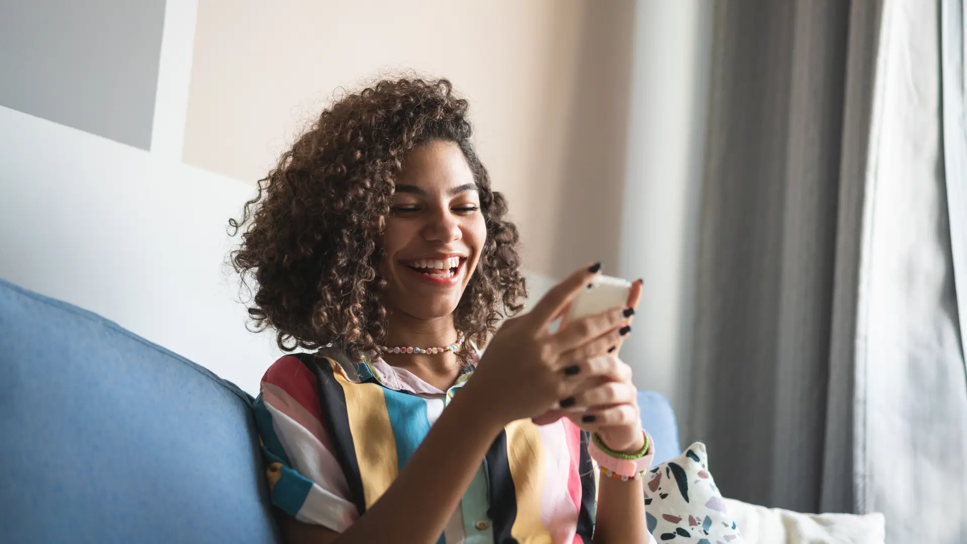 Mujer descargando app de movistar prosegur alarmas en su smartphone Mujer descargando app de movistar prosegur alarmas en su smartphone