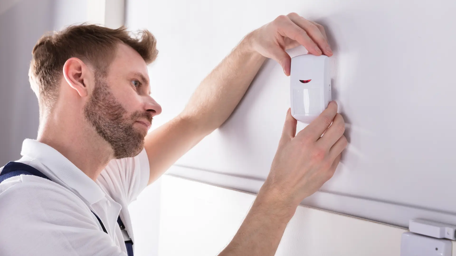 tecnico de movistar prosegur alarmas que ha ido a una casa a instalar un sistema de proteccion tecnico de movistar prosegur alarmas que ha ido a una casa a instalar un sistema de proteccion