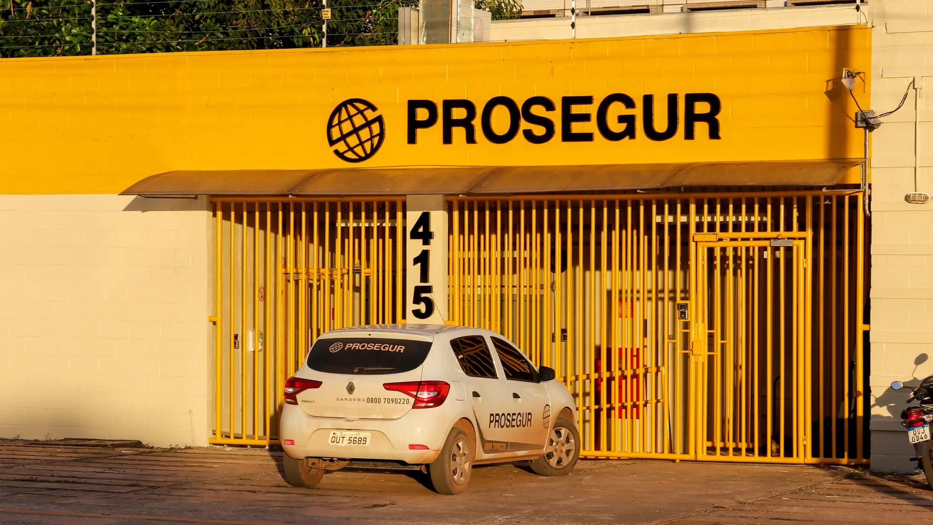 fachada de un edificio de oficinas de movistar prosegur alarmas fachada de un edificio de oficinas de movistar prosegur alarmas