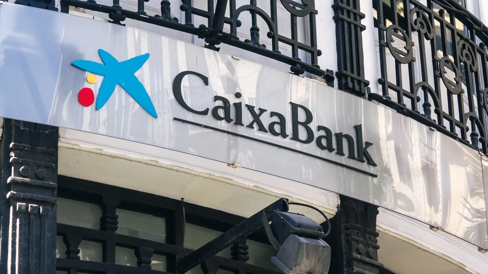 foto de una fachada de oficinas de la caixa que representa el acuerdo de alarmas entre la caixa y securitas direct