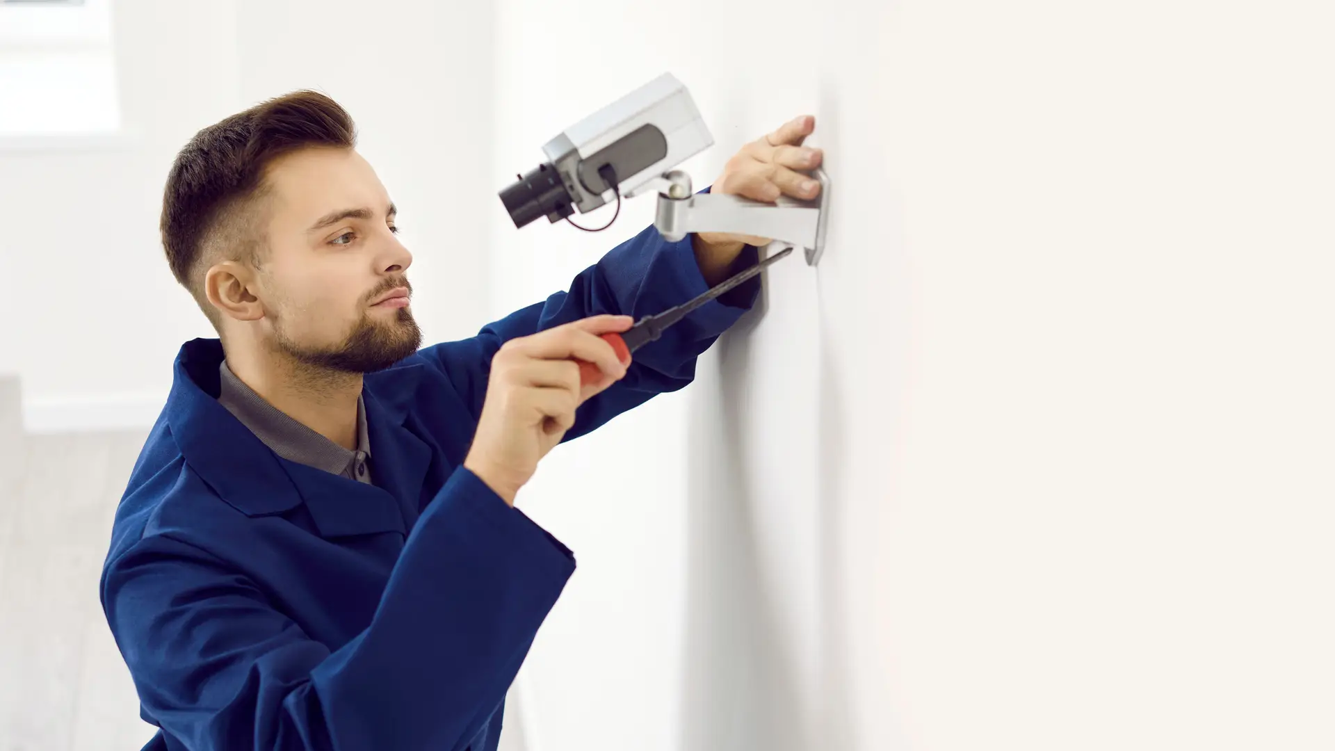joven tecnico haciendo la instalacion para el correcto funcionamiento de una alarma de securitas direct joven tecnico haciendo la instalacion para el correcto funcionamiento de una alarma de securitas direct