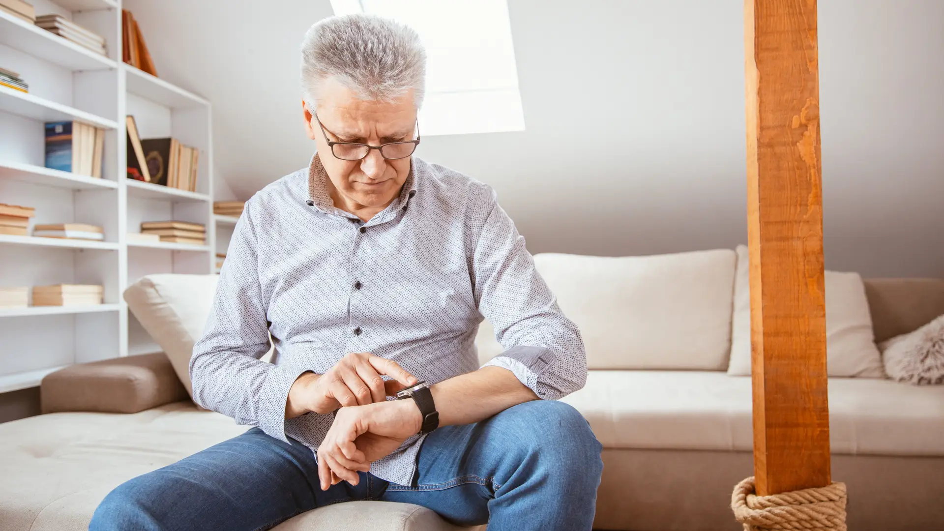 Hombre mayor viendo su smartwatch representa alarmas securitas direct reloj Hombre mayor viendo su smartwatch representa alarmas securitas direct reloj
