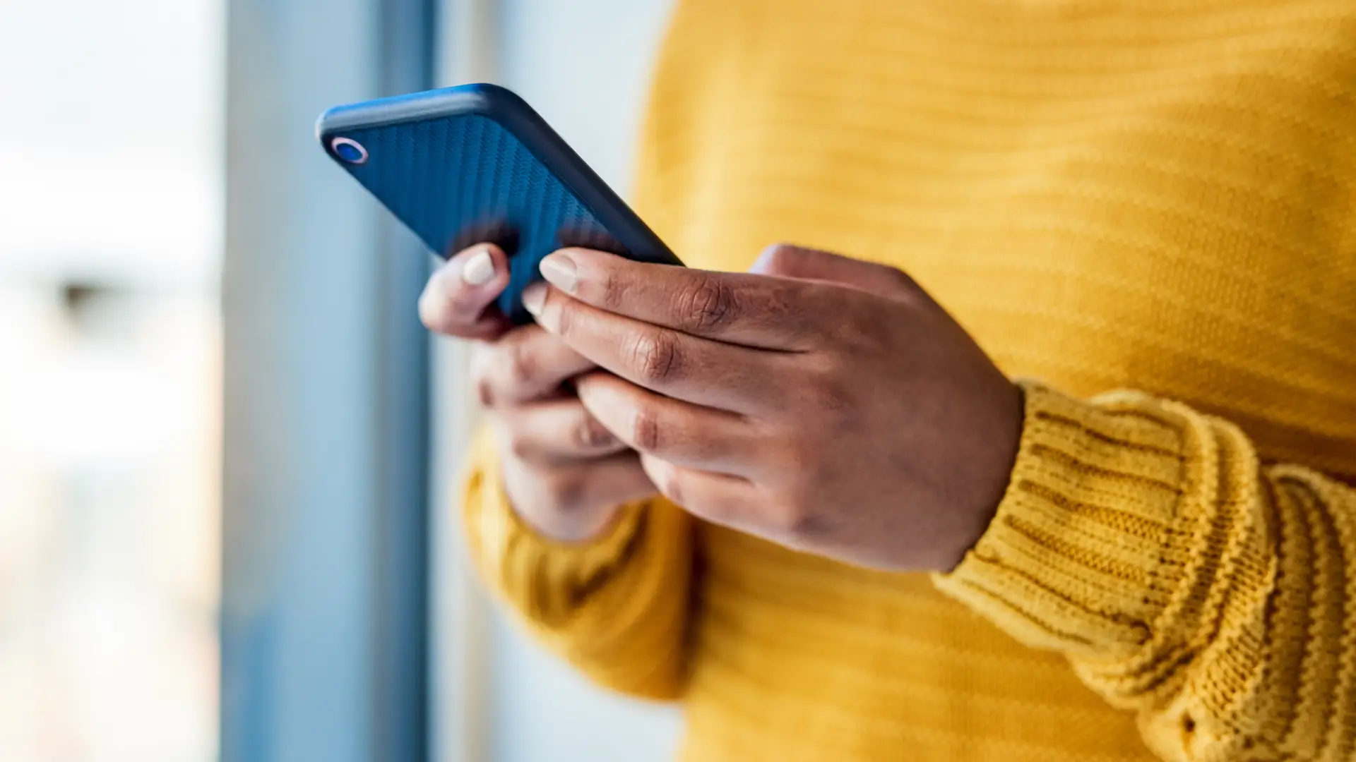 Persona revisando su alarma de securitas direct con app de verisure desde su smartphone Persona revisando su alarma de securitas direct con app de verisure desde su smartphone