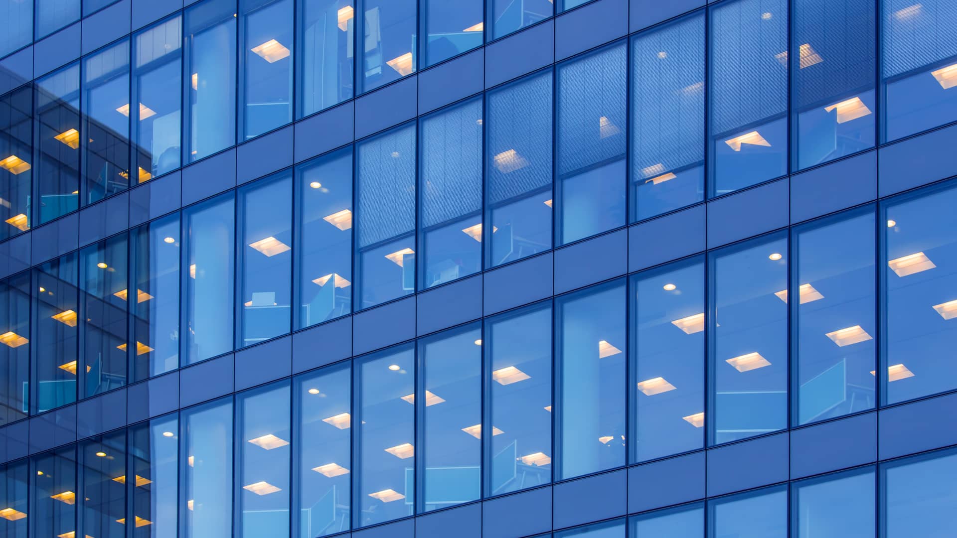 fachada de una de las oficinas de la empresa de alamras trablisa con los cristales azul oscuros