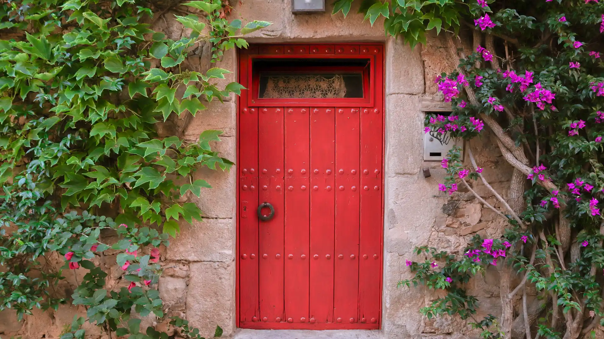 Puerta de casa de pueblo con sistema de seguridad de segunda residencia contratados por el dueño Puerta de casa de pueblo con sistema de seguridad de segunda residencia contratados por el dueño