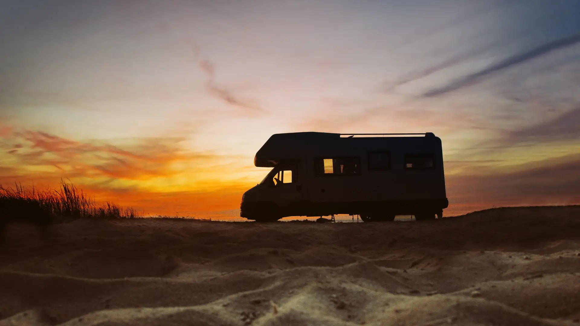 Autocaravana aparcada junto a la playa con alarma de seguridad instalada para protegerse Autocaravana aparcada junto a la playa con alarma de seguridad instalada para protegerse