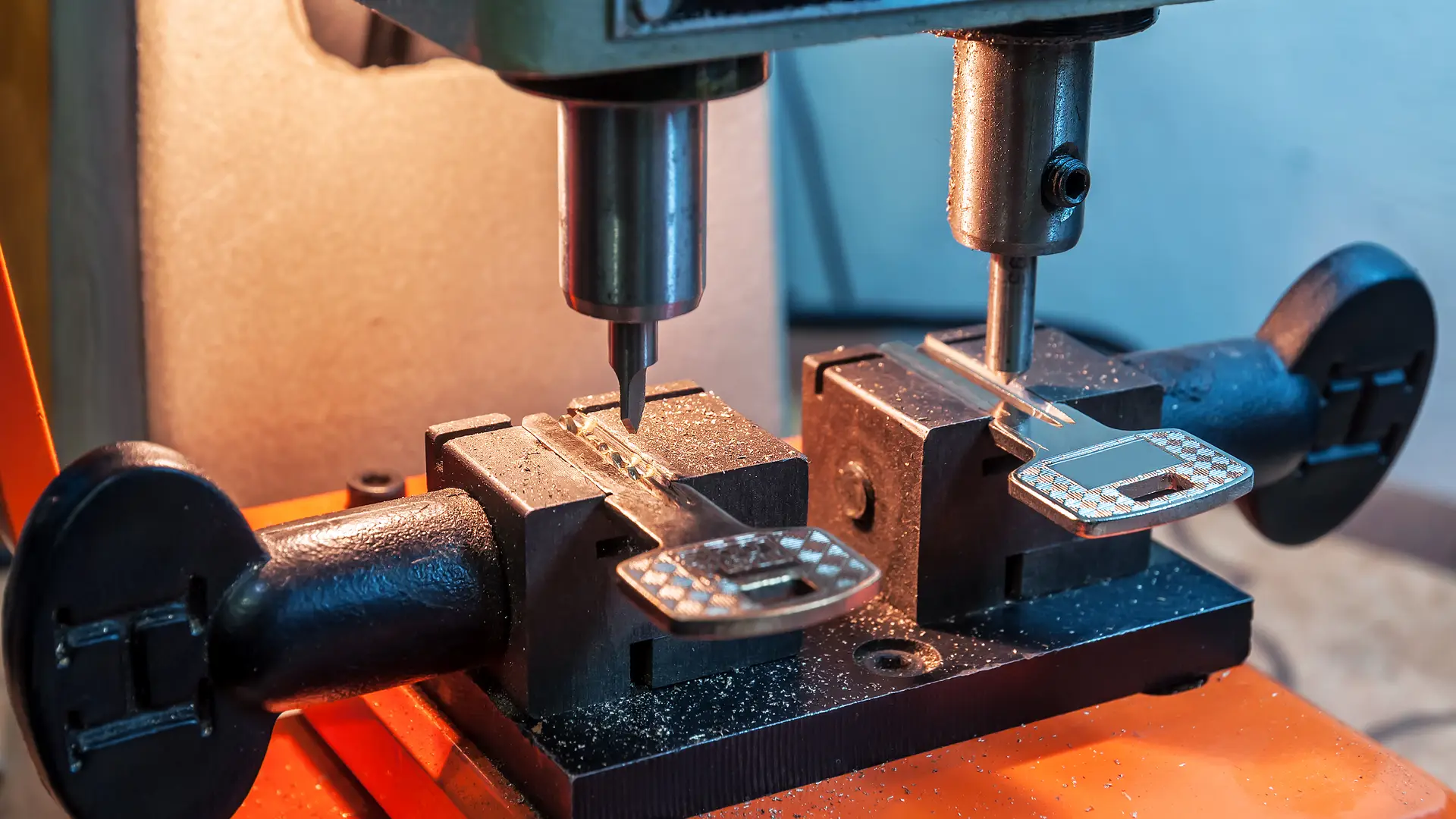 Máquina realizando una copia de llaves para entregar a empresa de seguridad para que tengan en custodia ante cualqueir imprevisto Máquina realizando una copia de llaves para entregar a empresa de seguridad para que tengan en custodia ante cualqueir imprevisto