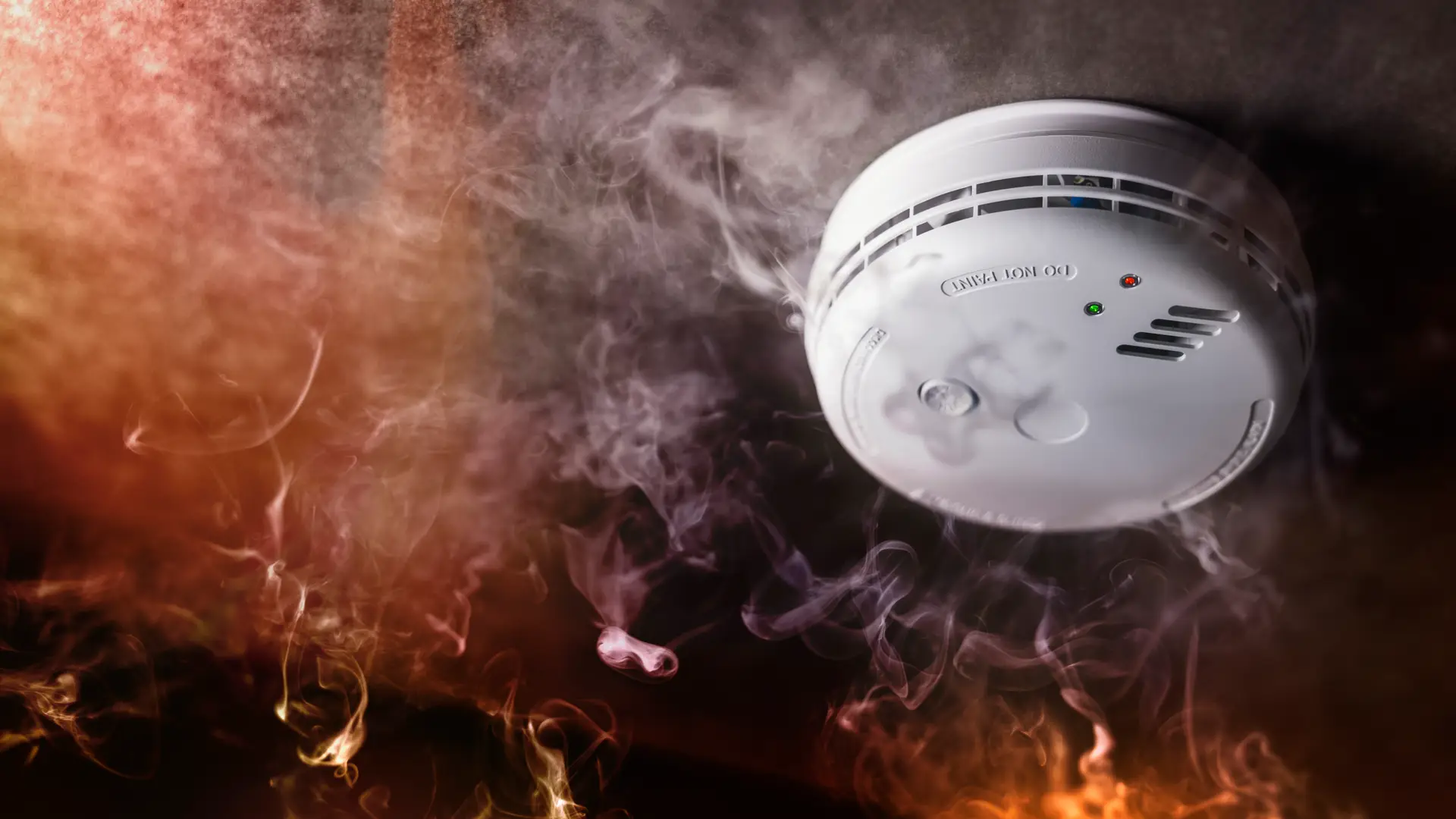 Detector de humo y alarma contra incendios instalado en vivienda Detector de humo y alarma contra incendios instalado en vivienda