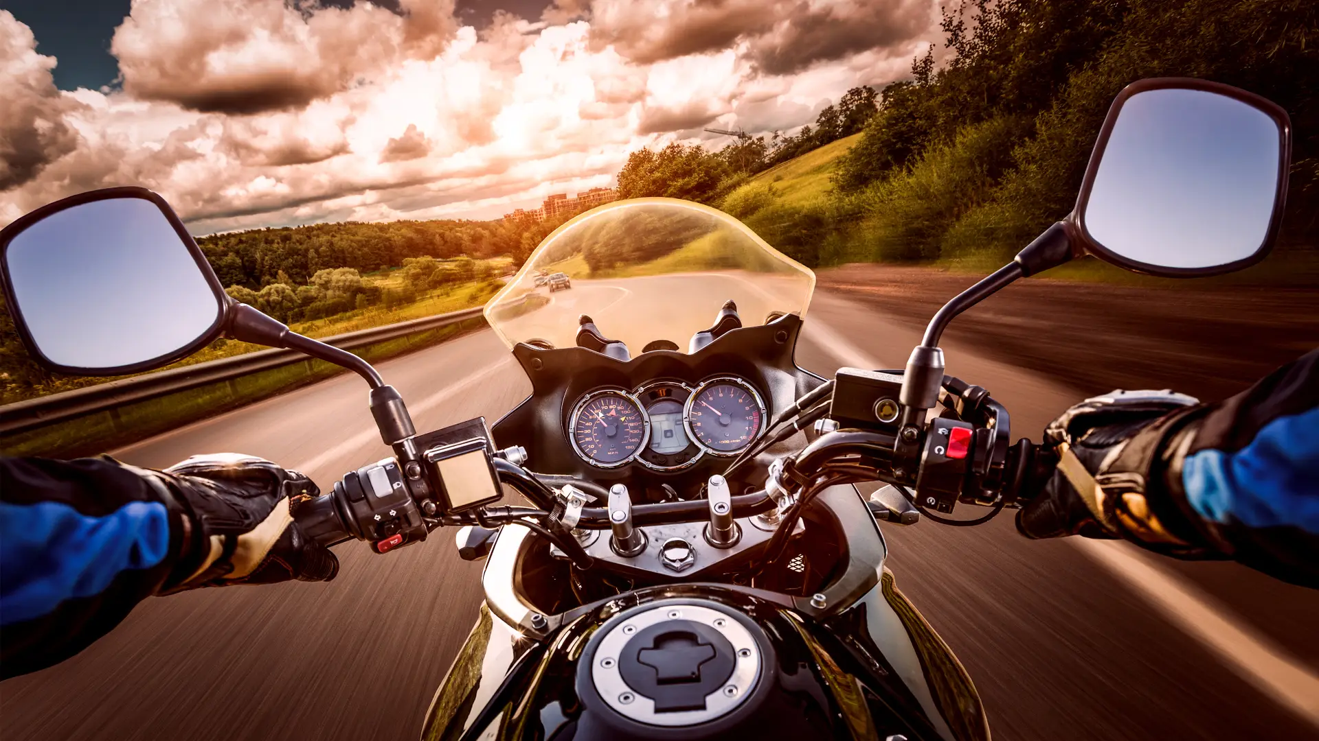 Hombre conduciendo su moto a la que ha instalado una alarma de seguridad con gps Hombre conduciendo su moto a la que ha instalado una alarma de seguridad con gps