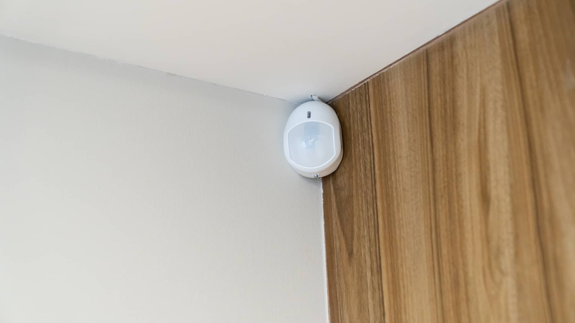 Sensor de movimiento de sistema de seguridad instalado en vivienda