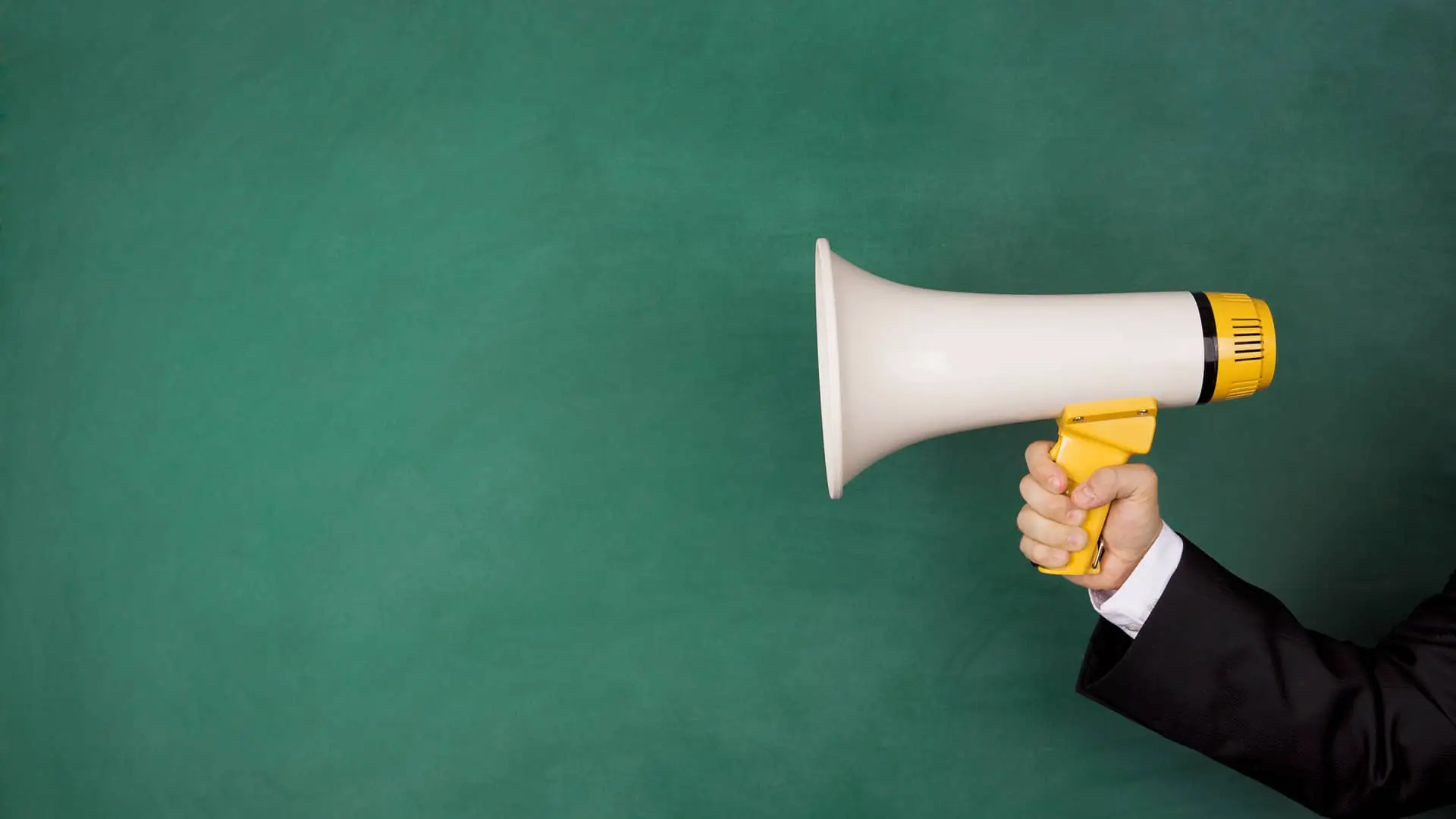 Mano de hombre con megáfono dando su opinión sobre a tu lado energia