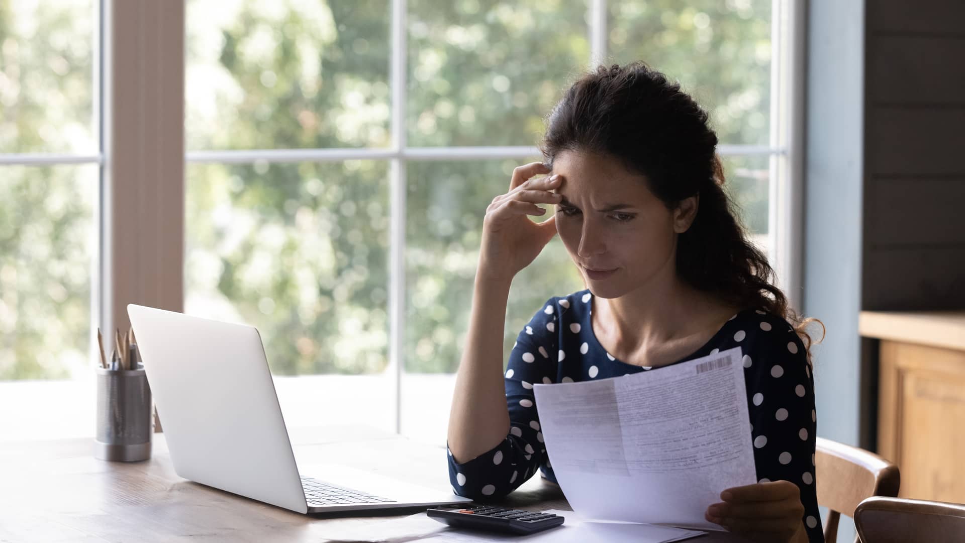 Mujer revisando factura de audax energia Mujer revisando factura de audax energia