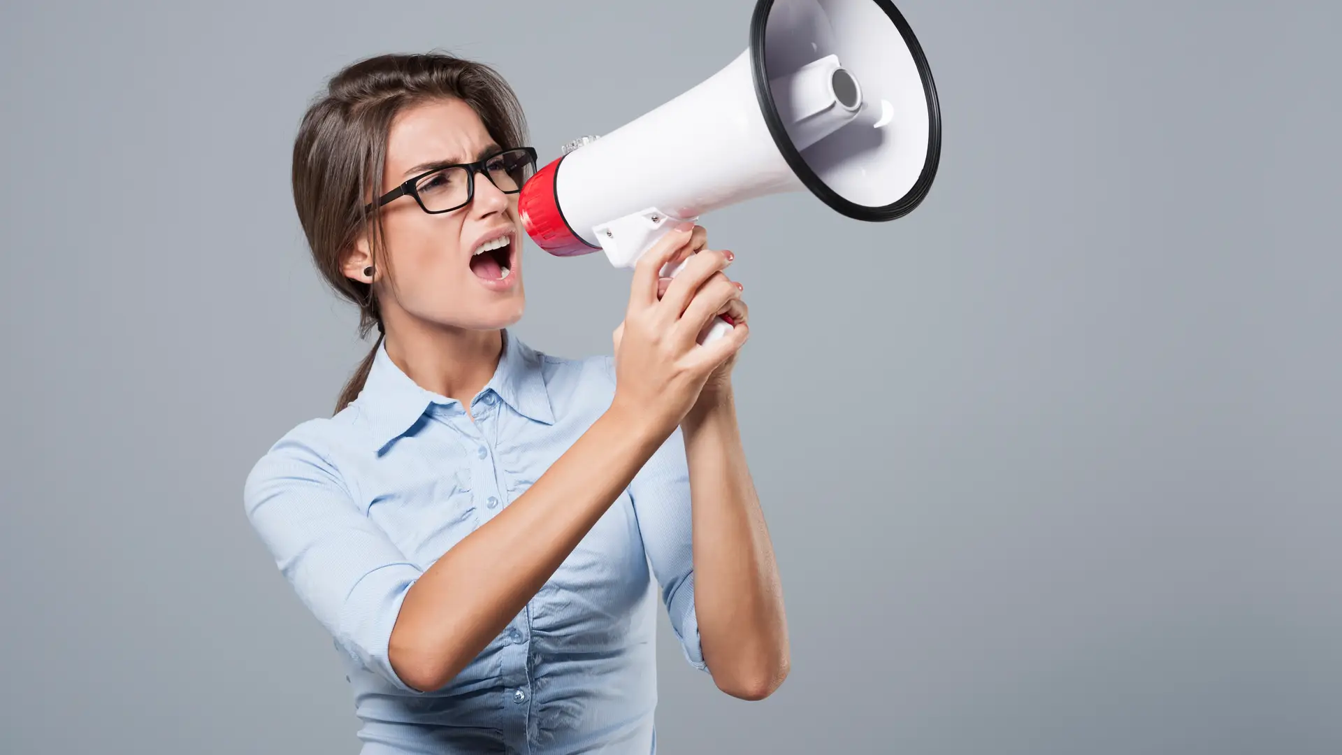 Mujer dando su opinión sobre audax