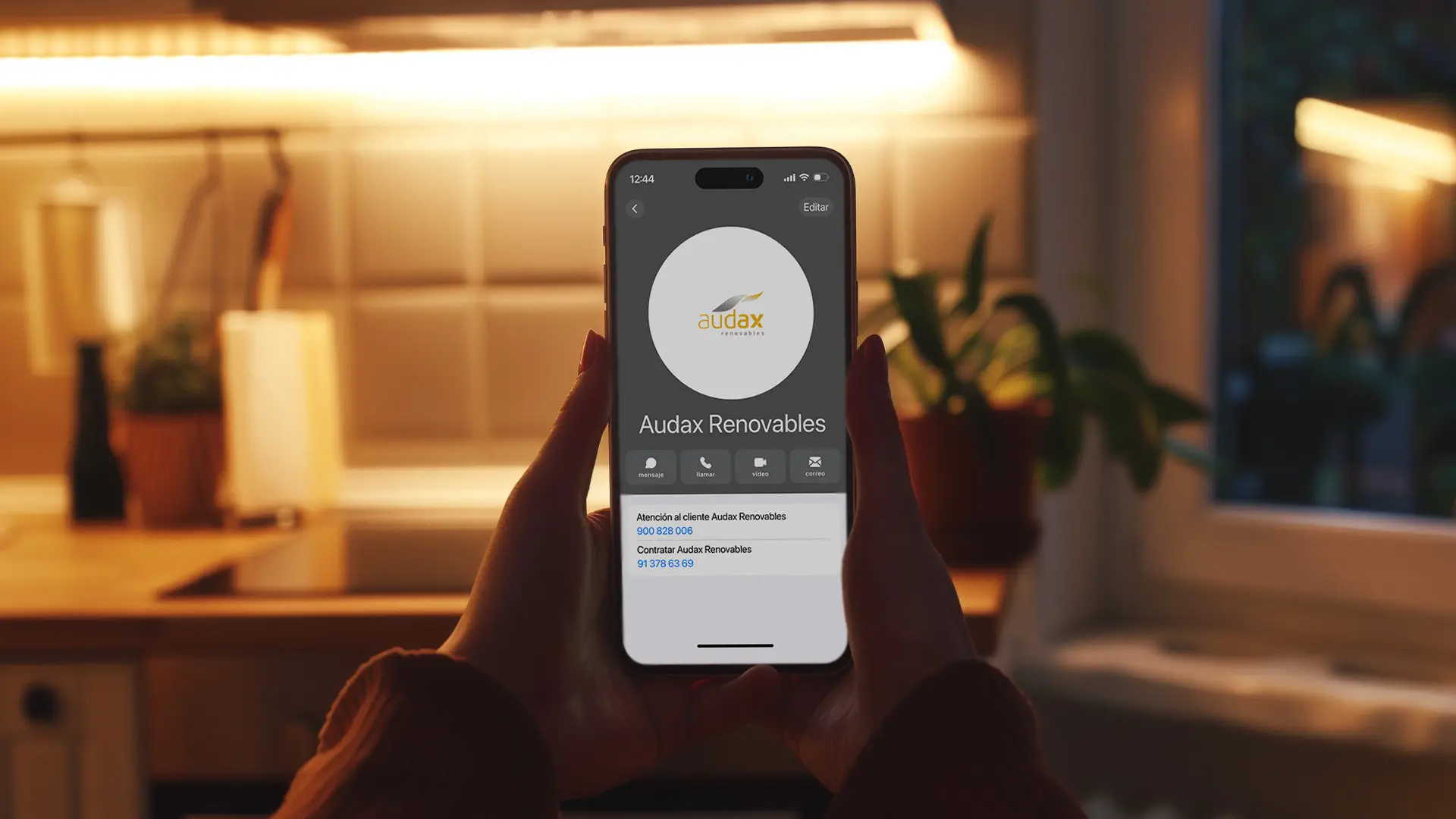 Pantalla de un móvil con el número de atención al cliente, 900 828 006, y el de contratación, 91 378 62 69, de Audax Renovables.