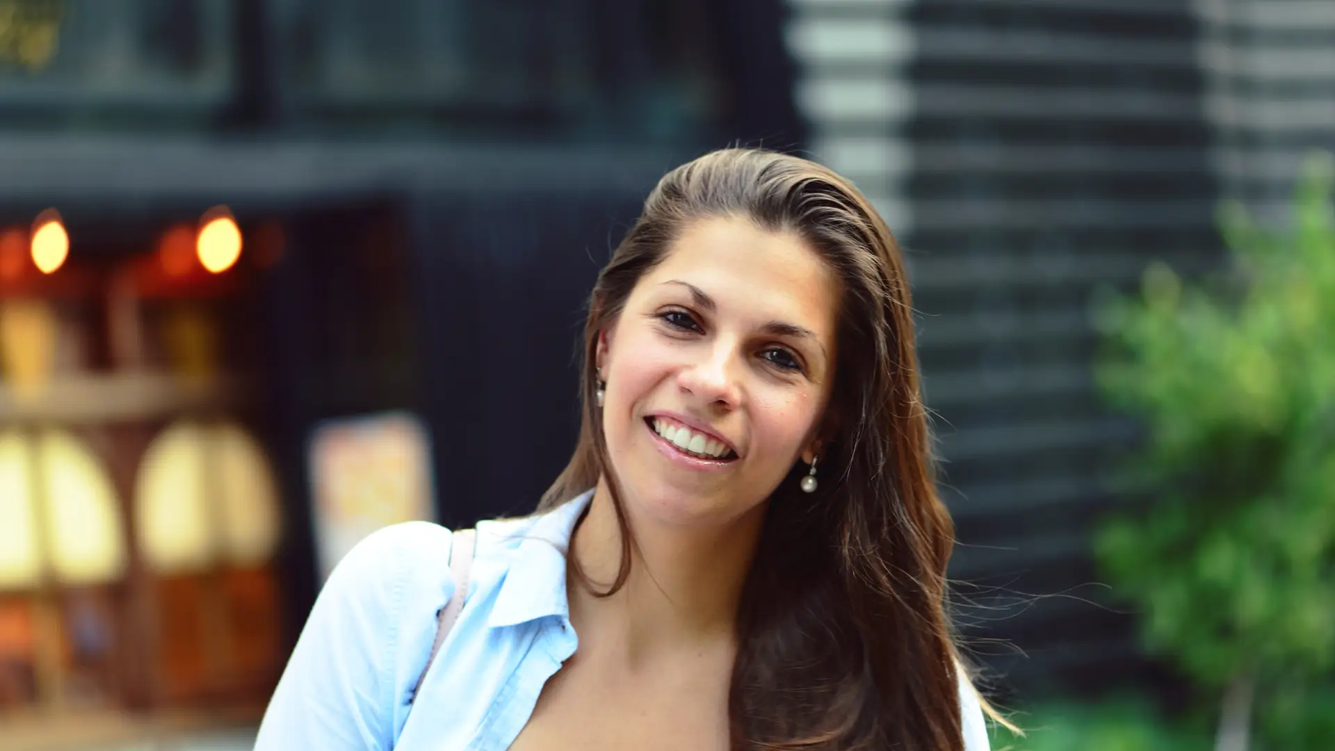 Mujer que recibe bono social sonriente