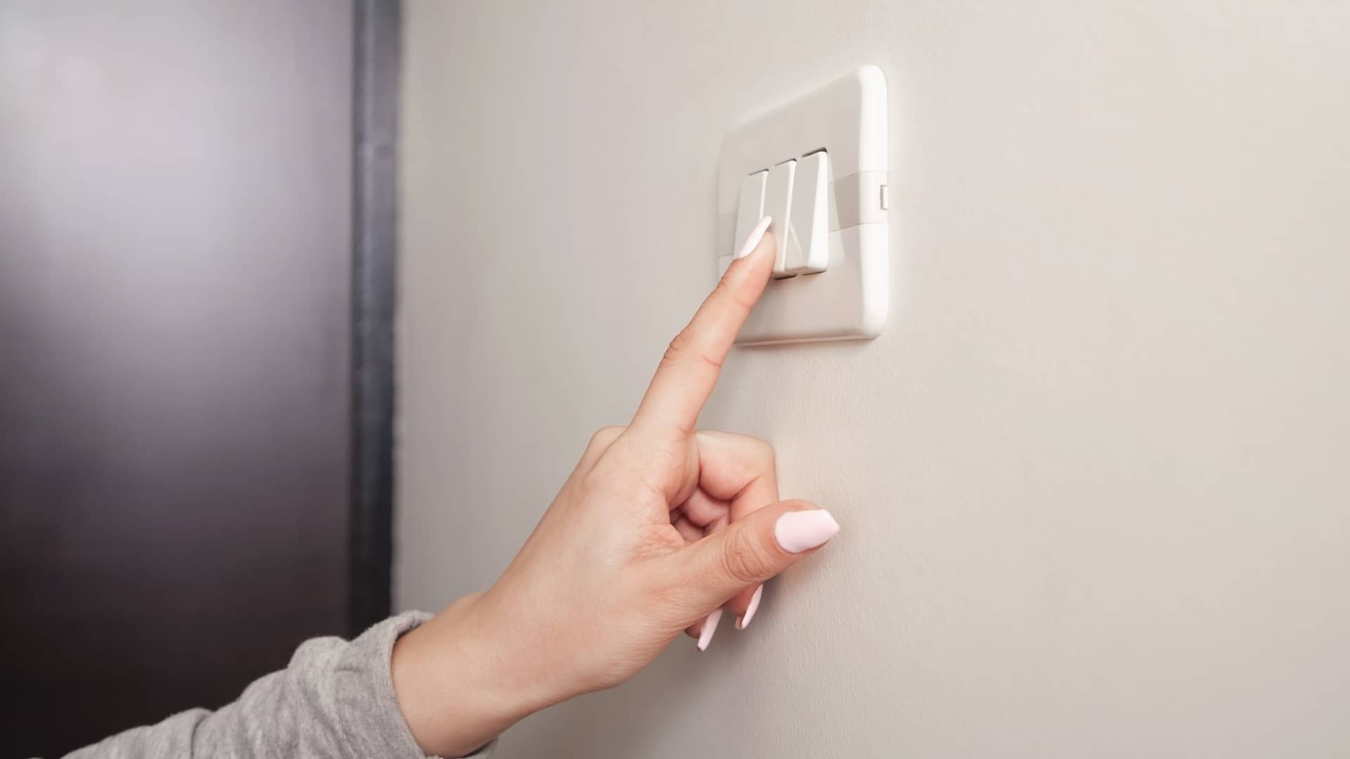 Cliente de baser cor pulsando interruptor de la luz 