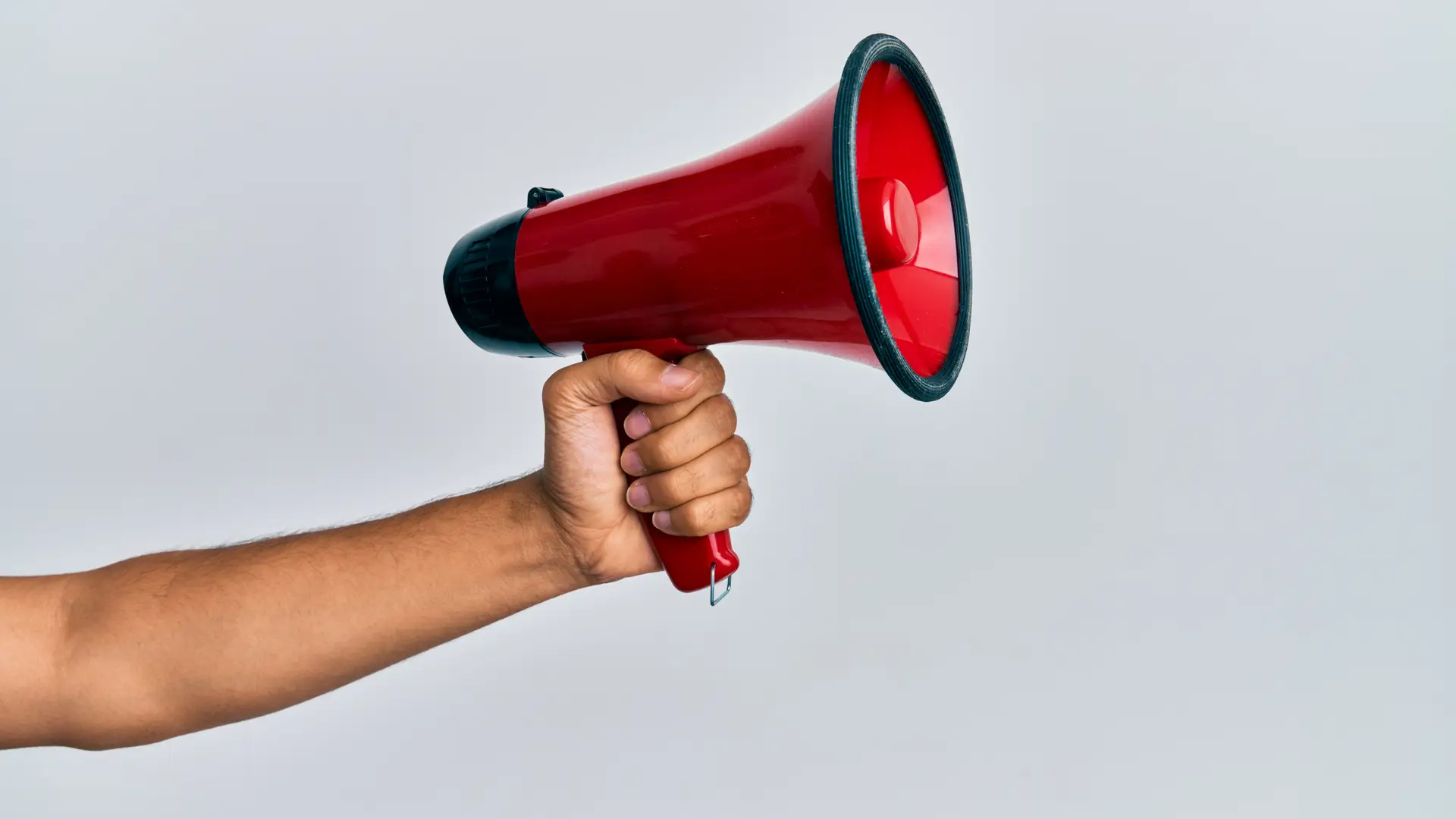 Persona con megáfono dando su opinión sobre baser cor Persona con megáfono dando su opinión sobre baser cor