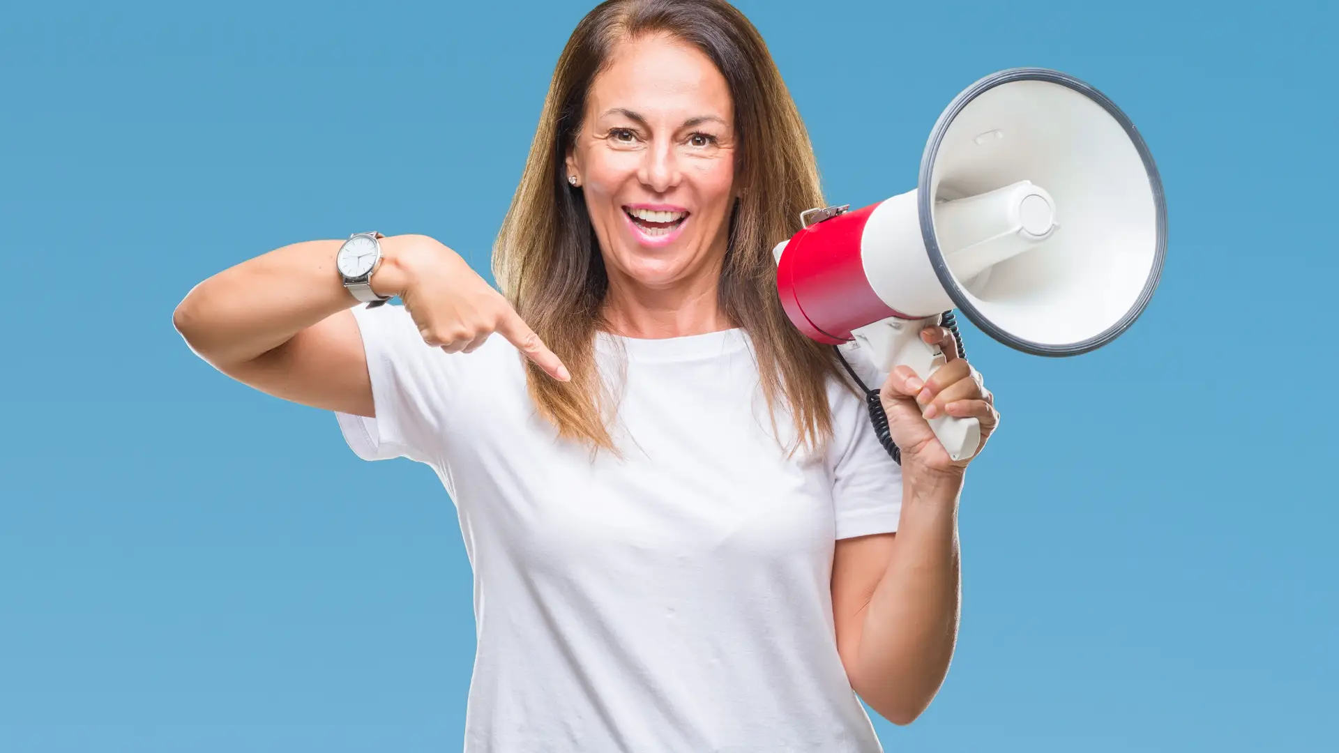 Mujer con megáfono dando su opinión sobre chc energia Mujer con megáfono dando su opinión sobre chc energia