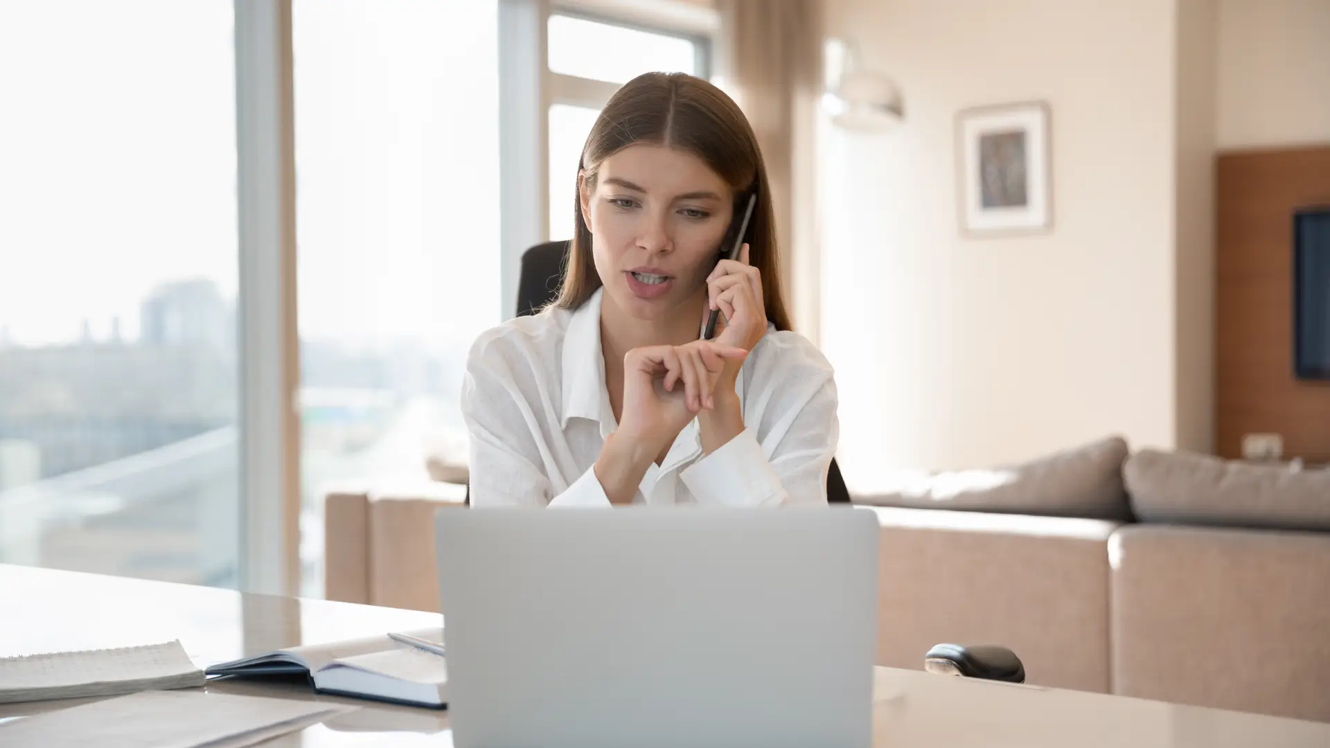 Una chica hablando por telefono para dar de baja su energia con la empresa Curenergia Una chica hablando por telefono para dar de baja su energia con la empresa Curenergia