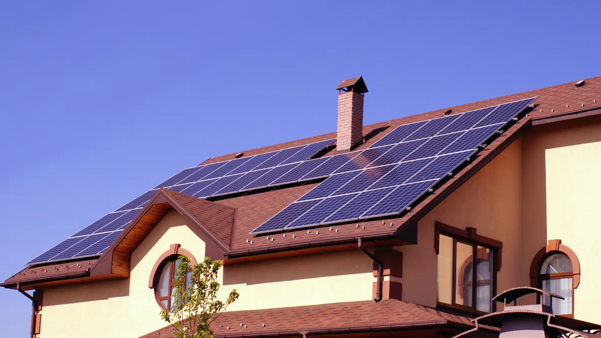 Tejado de una casa con placas solares para representar la enegia solar de Curenegia