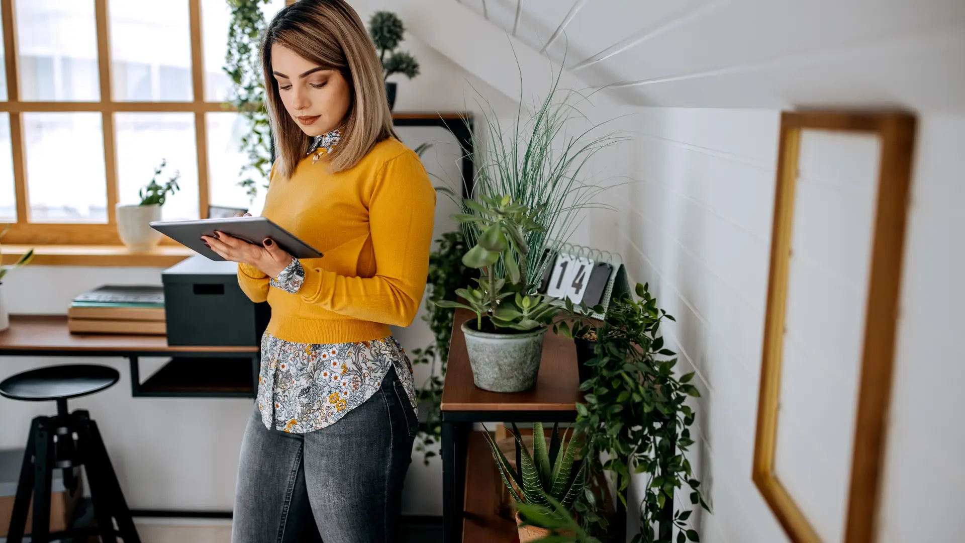 Mujer viendo tarifas de curenergia en su tablet Mujer viendo tarifas de curenergia en su tablet
