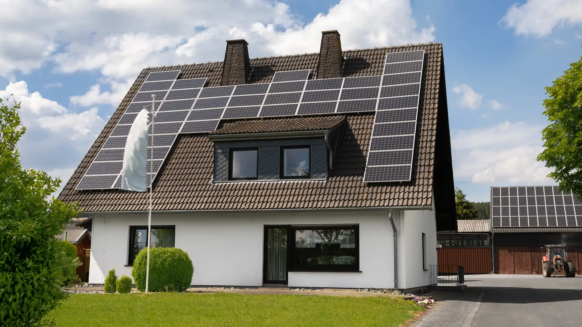 Una casa con placas solares para reprsentar la energia solar de la empresa CYE Energia Una casa con placas solares para reprsentar la energia solar de la empresa CYE Energia
