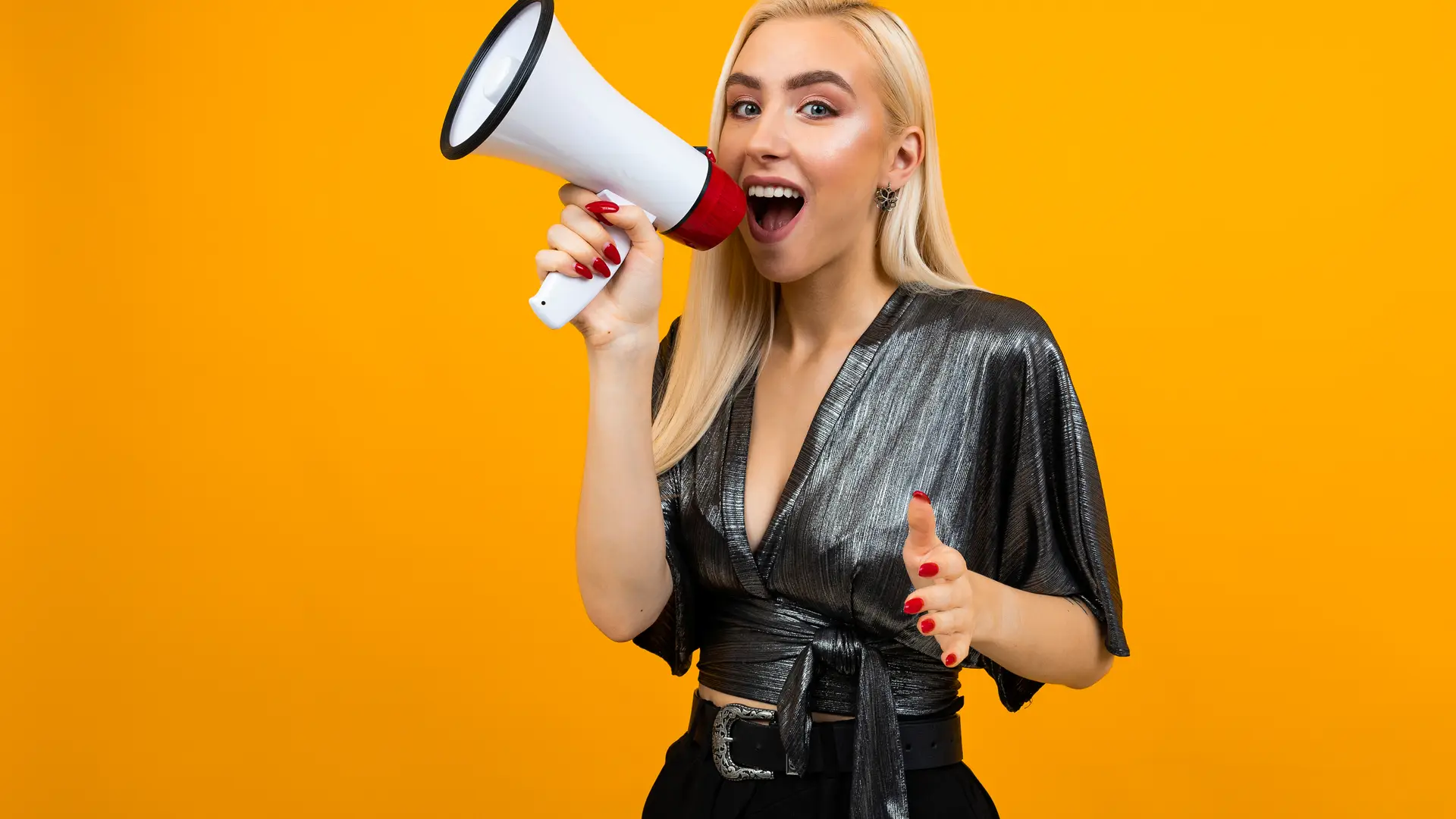 Joven con megáfono dando su opinión sobre cye energía