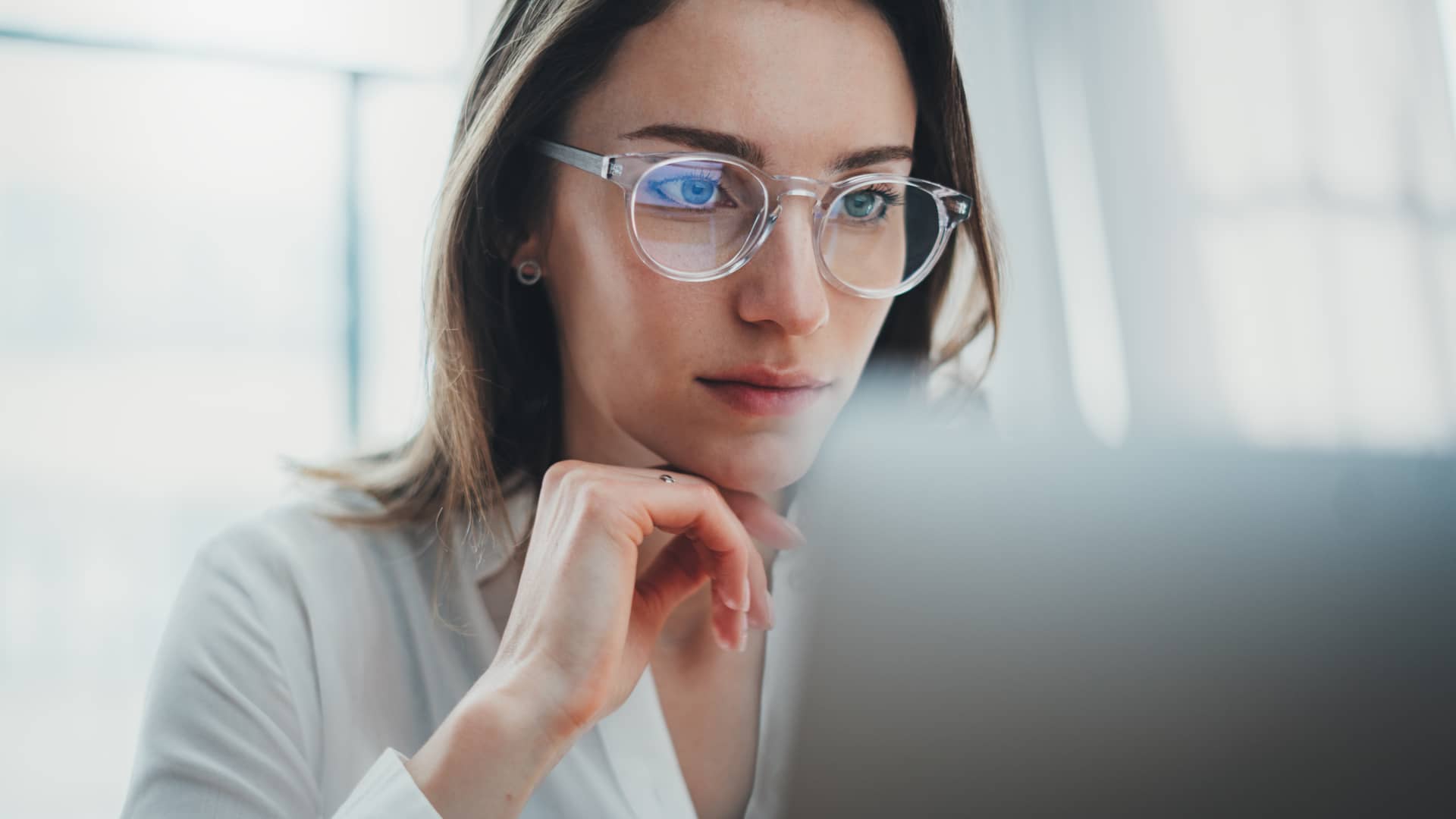 Mujer viendo tarifas de cye energia en su laptop