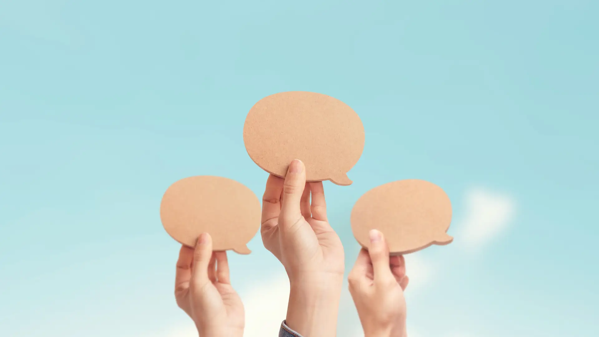 Persona con megáfono dando su opinión sobre e distribución Persona con megáfono dando su opinión sobre e distribución