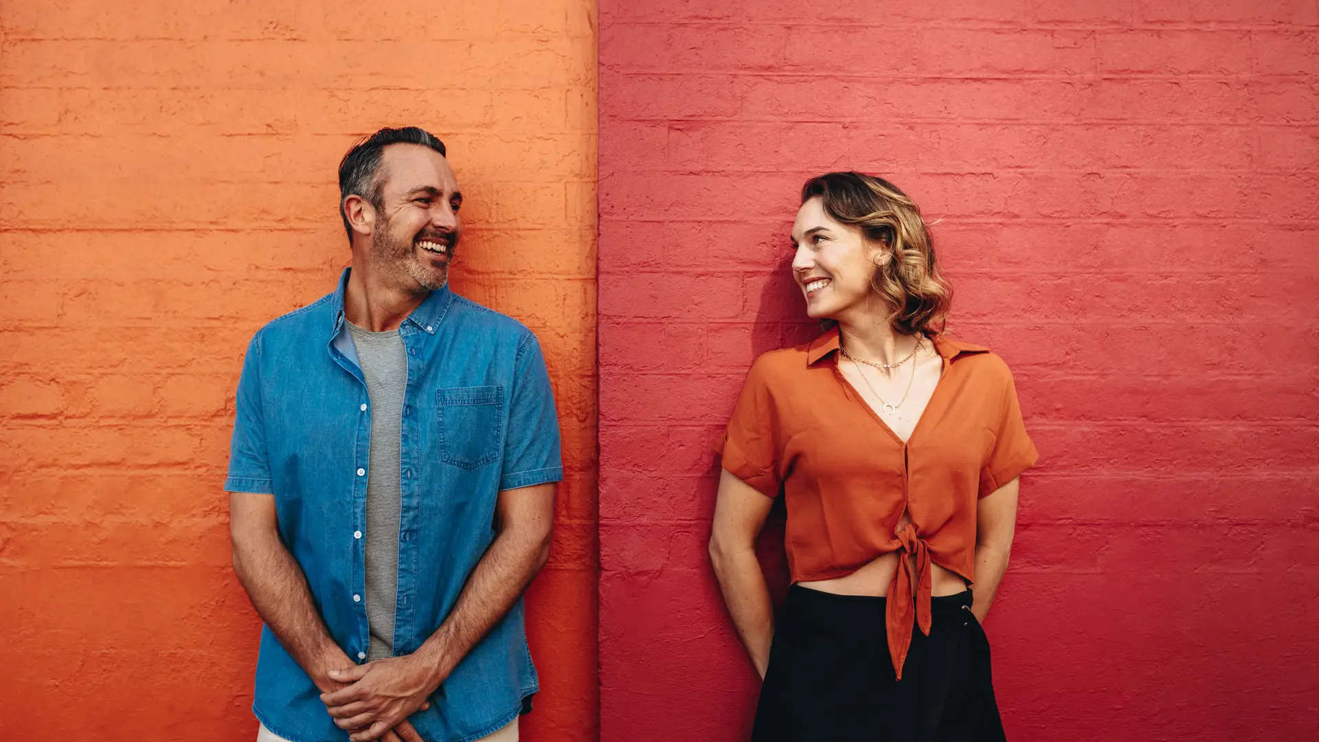 Pareja mirandose la cual ha realizado un cambio de titular en edp Pareja mirandose la cual ha realizado un cambio de titular en edp