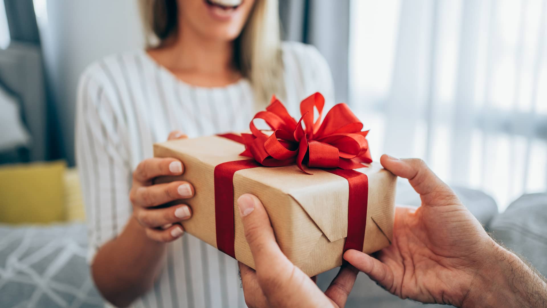 Mujer recibiendo regalo adquirido a traves del programa de puntos de edp Mujer recibiendo regalo adquirido a traves del programa de puntos de edp