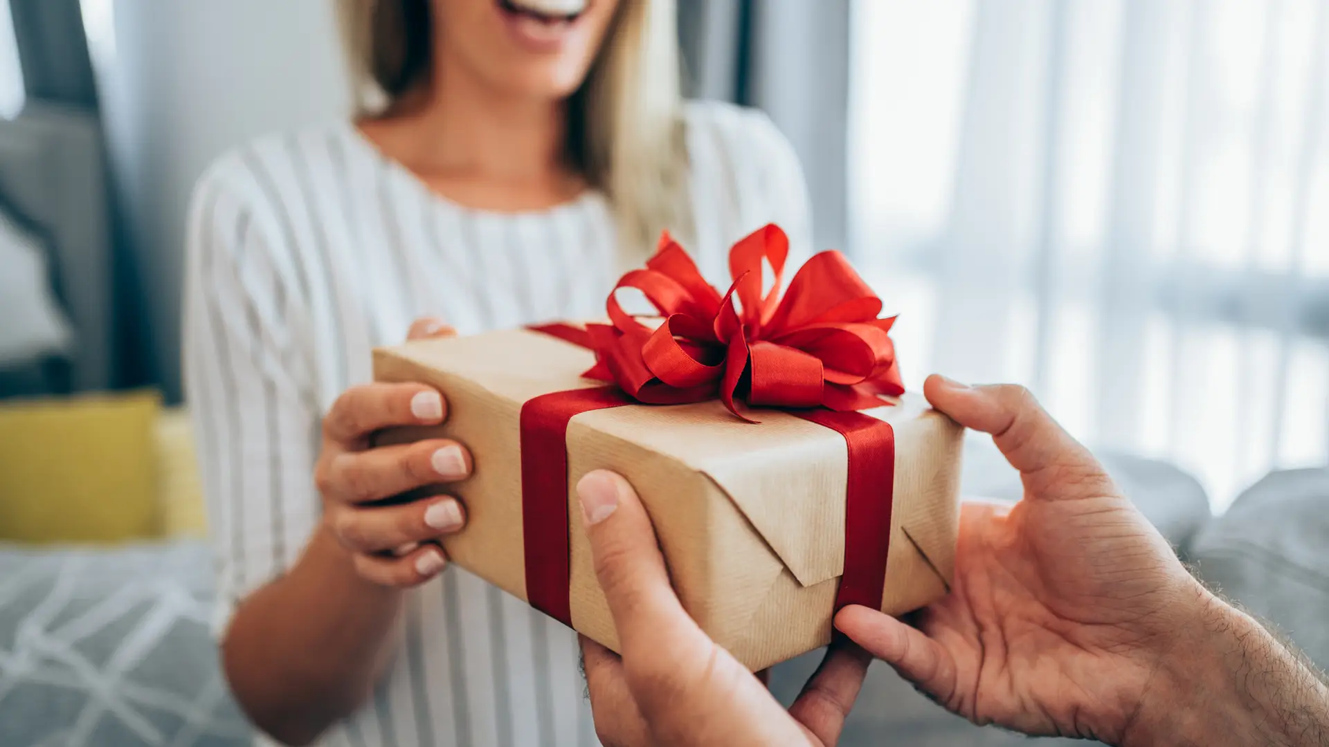 Mujer recibiendo regalo adquirido a traves del programa de puntos de edp Mujer recibiendo regalo adquirido a traves del programa de puntos de edp