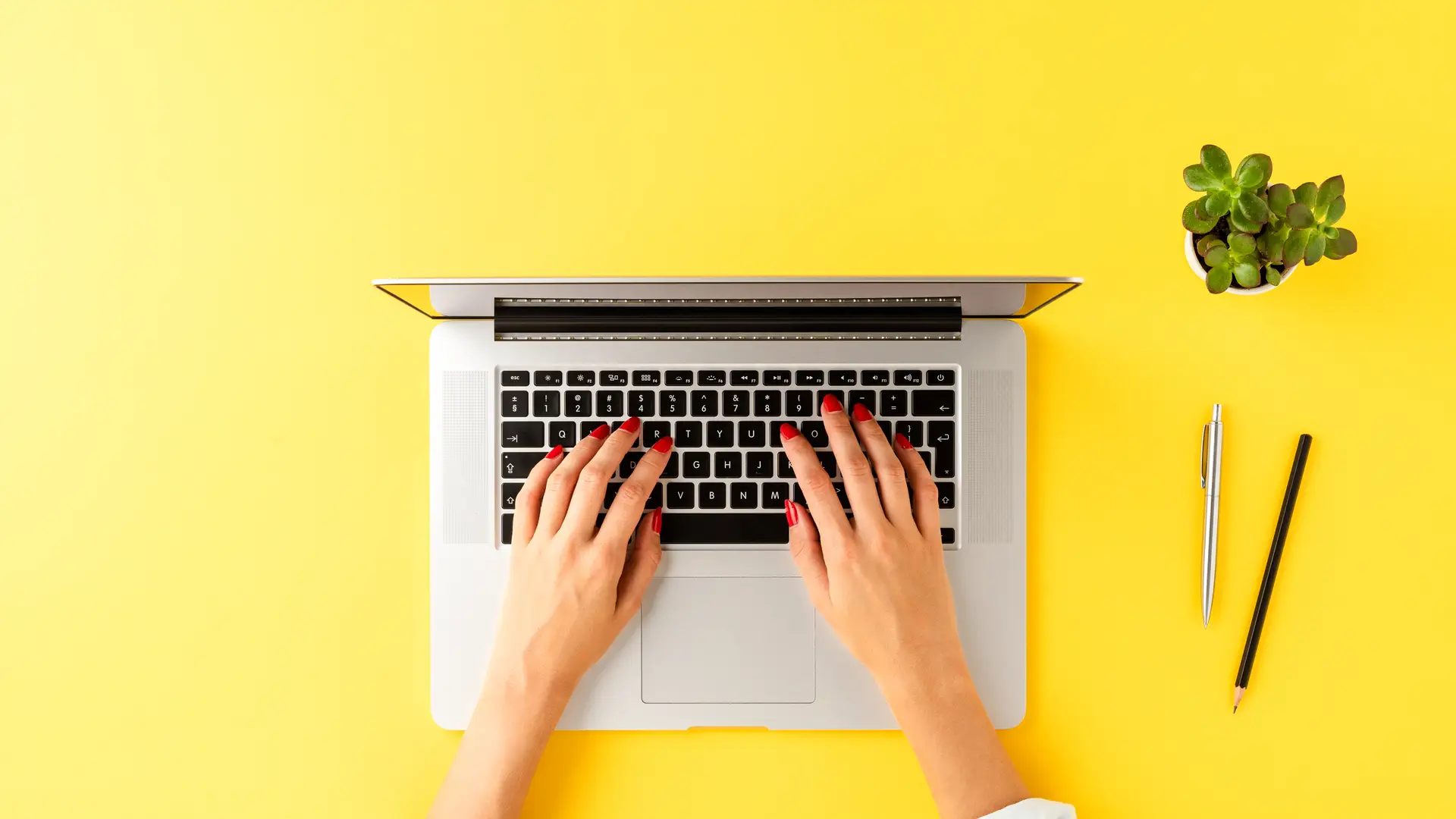 Mujer buscando en su portátil las tarifas de eléctrica de Cádiz Mujer buscando en su portátil las tarifas de eléctrica de Cádiz