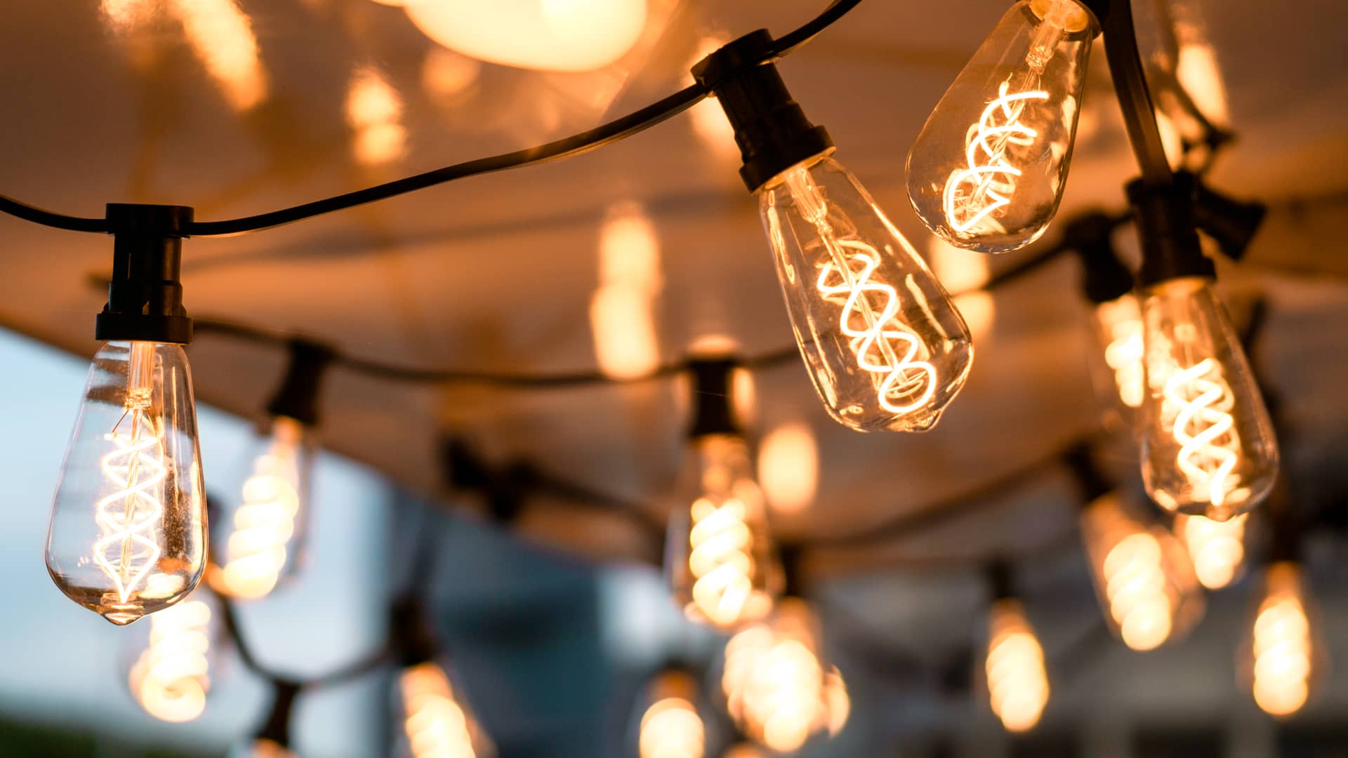 Guirnalda de luces encendida representando las tarifas de energía de Eleia