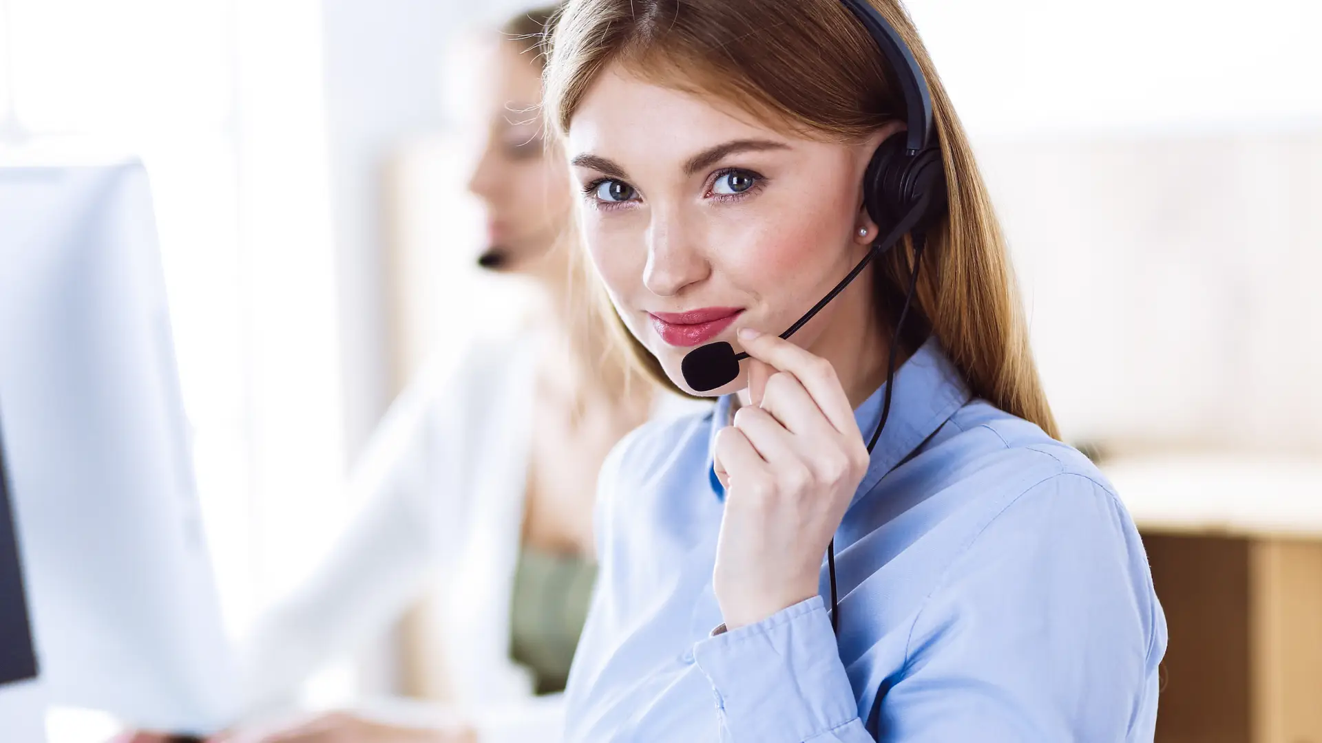 Mujer de asistencia al cliente respondiendo al teléfono, para ayudar a los clientes de Eleia Mujer de asistencia al cliente respondiendo al teléfono, para ayudar a los clientes de Eleia